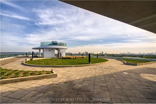 60 Fairfax Crescent #326