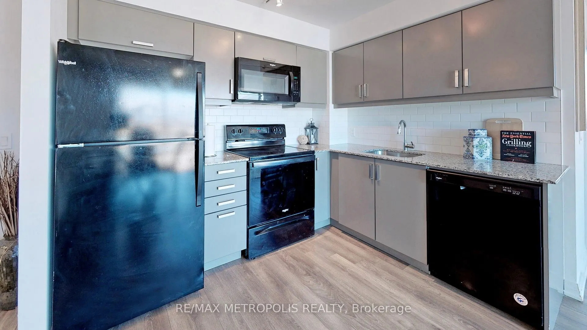 30 Meadowglen Place #2405