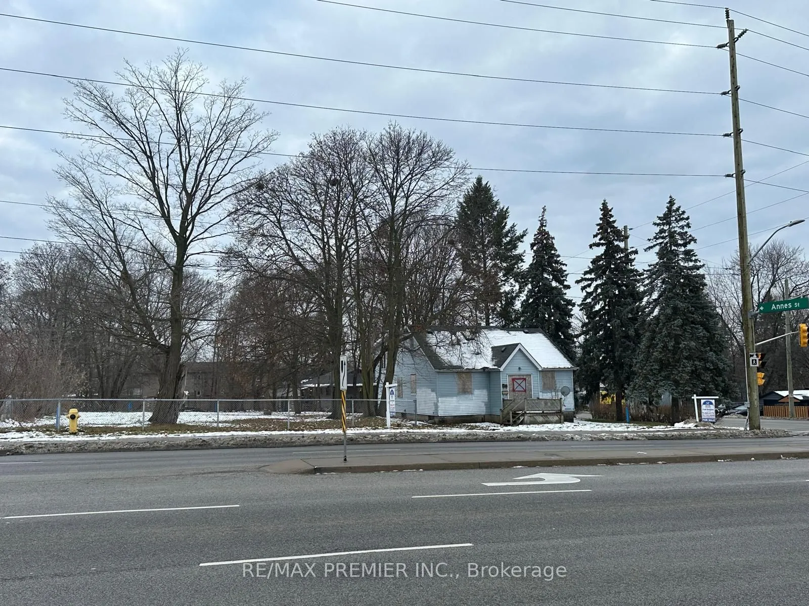723 Dundas Street W