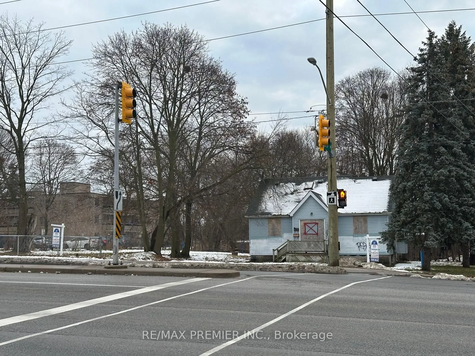 723 Dundas Street W