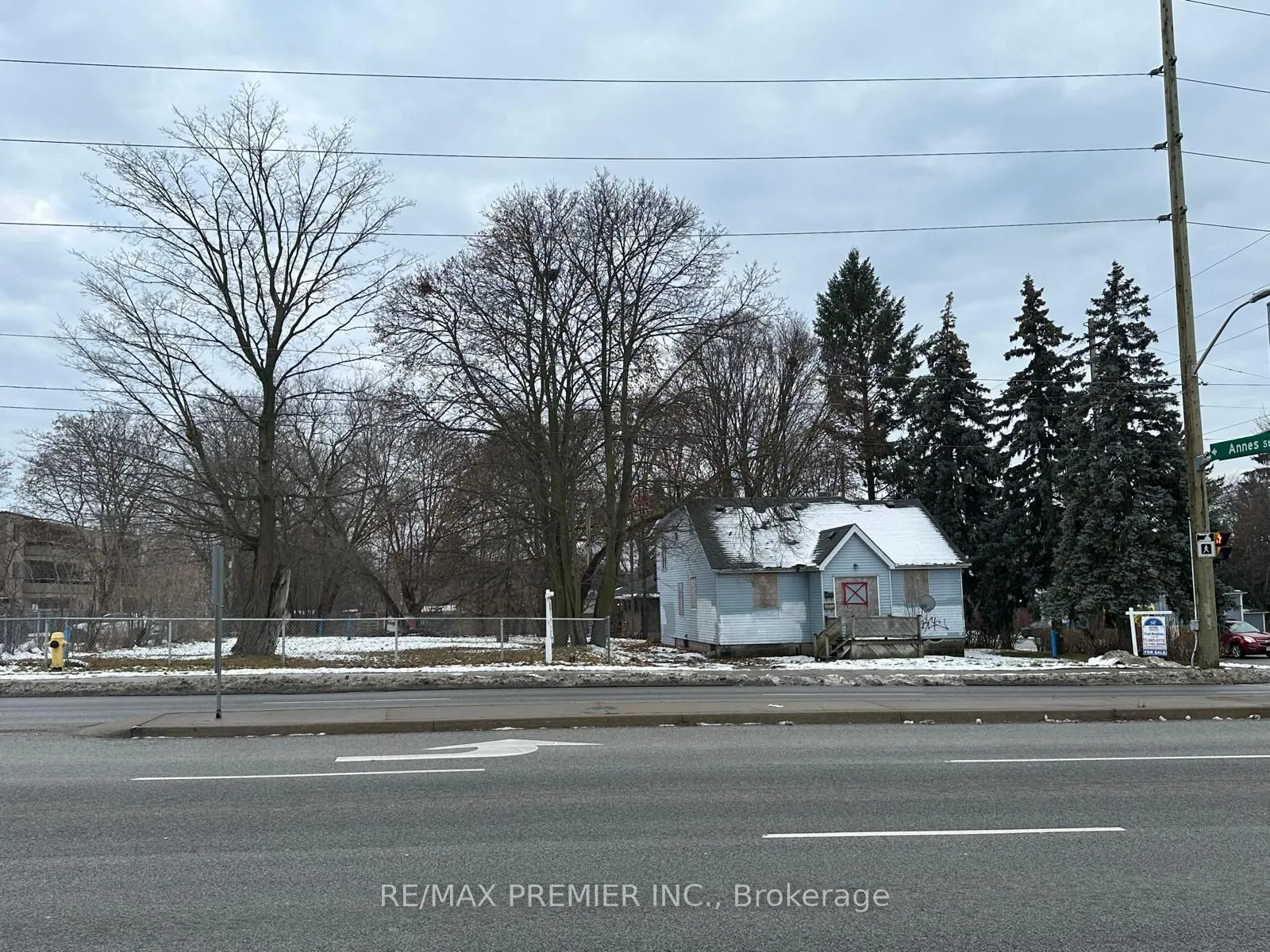 723 Dundas Street W