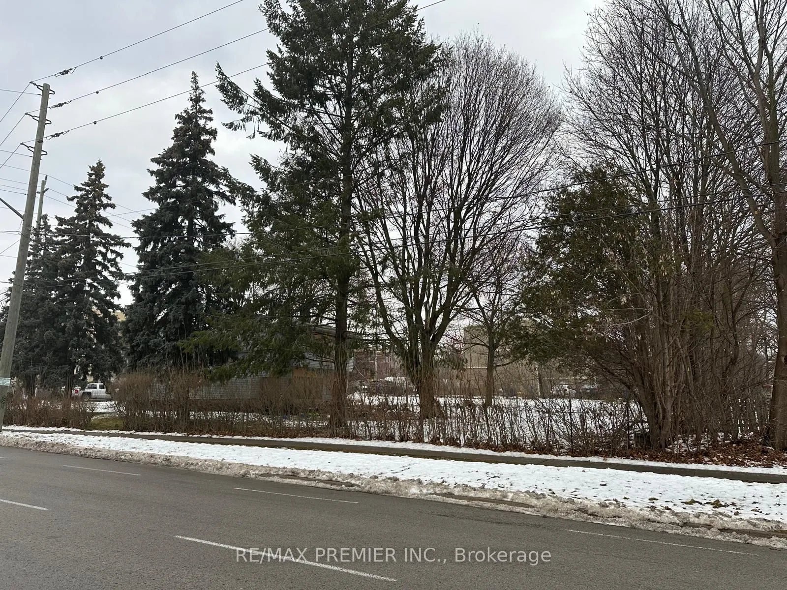 723 Dundas Street W
