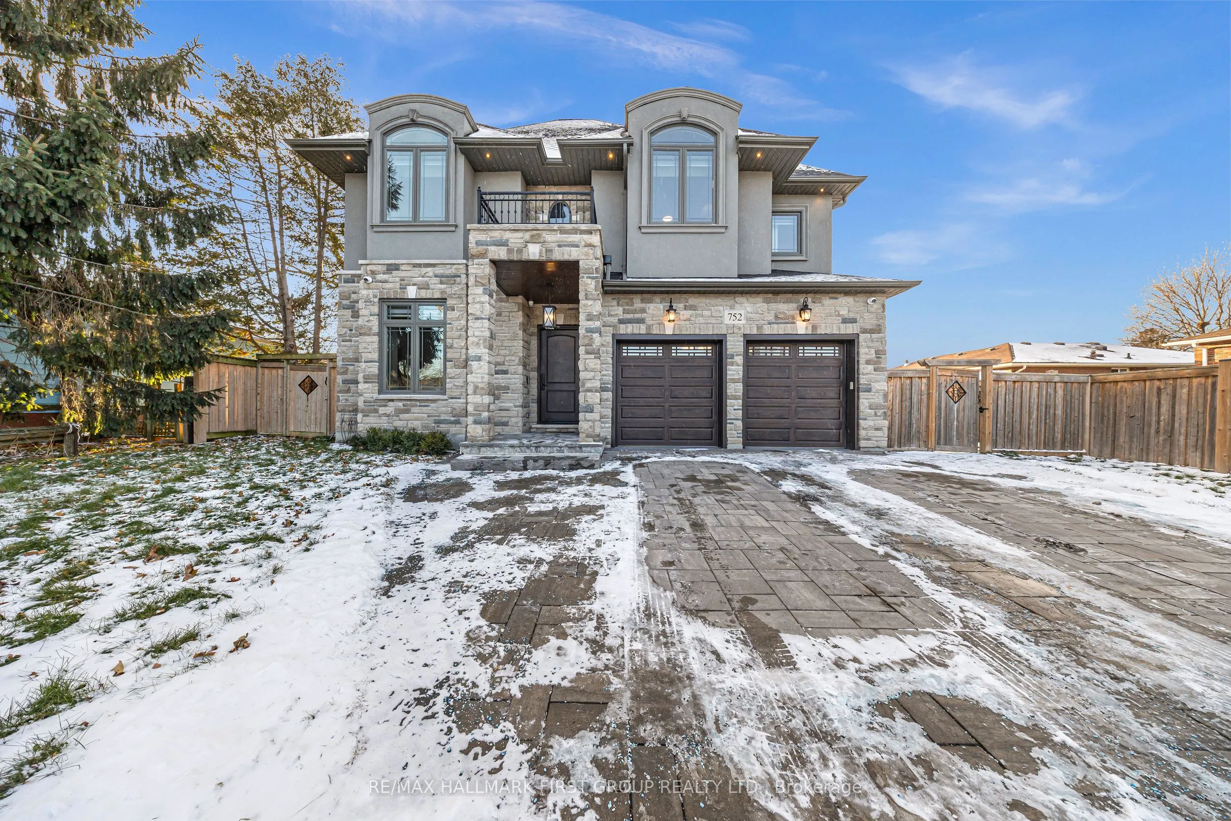 752 Hillview Crescent