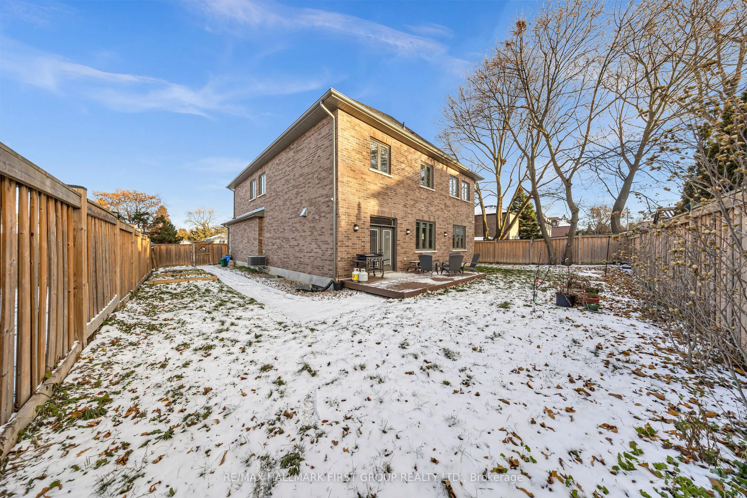752 Hillview Crescent