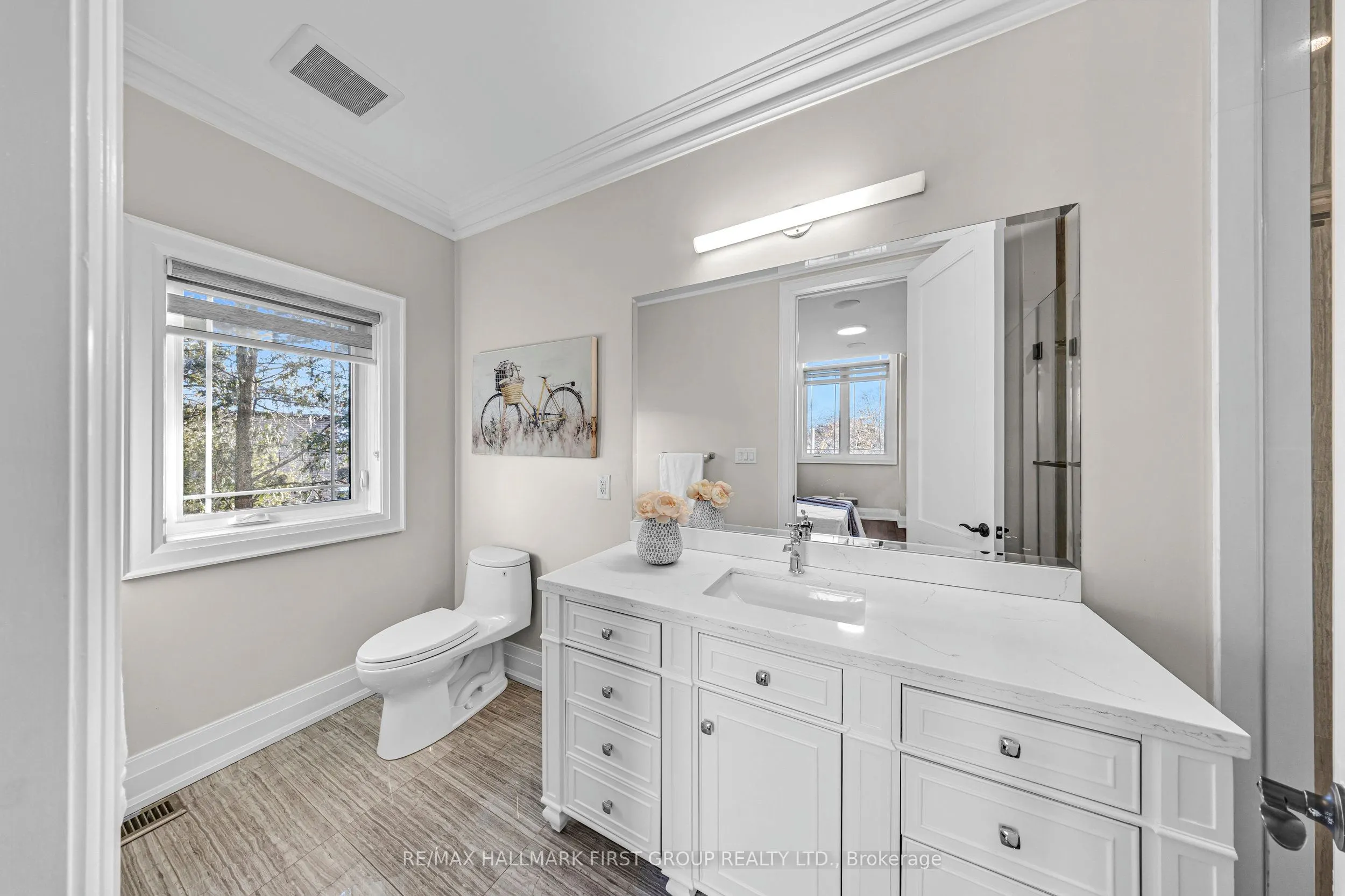 752 Hillview Crescent