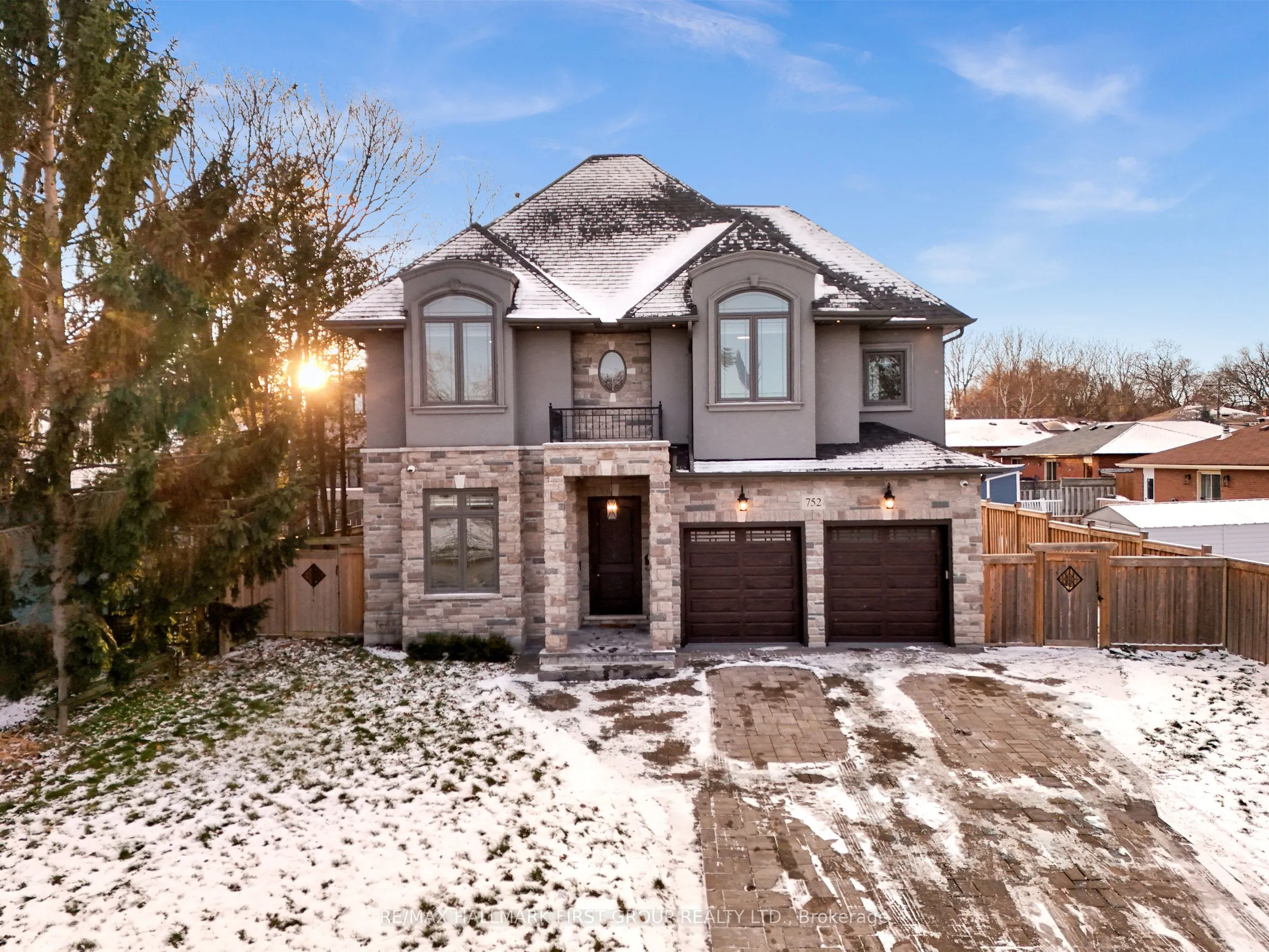 752 Hillview Crescent