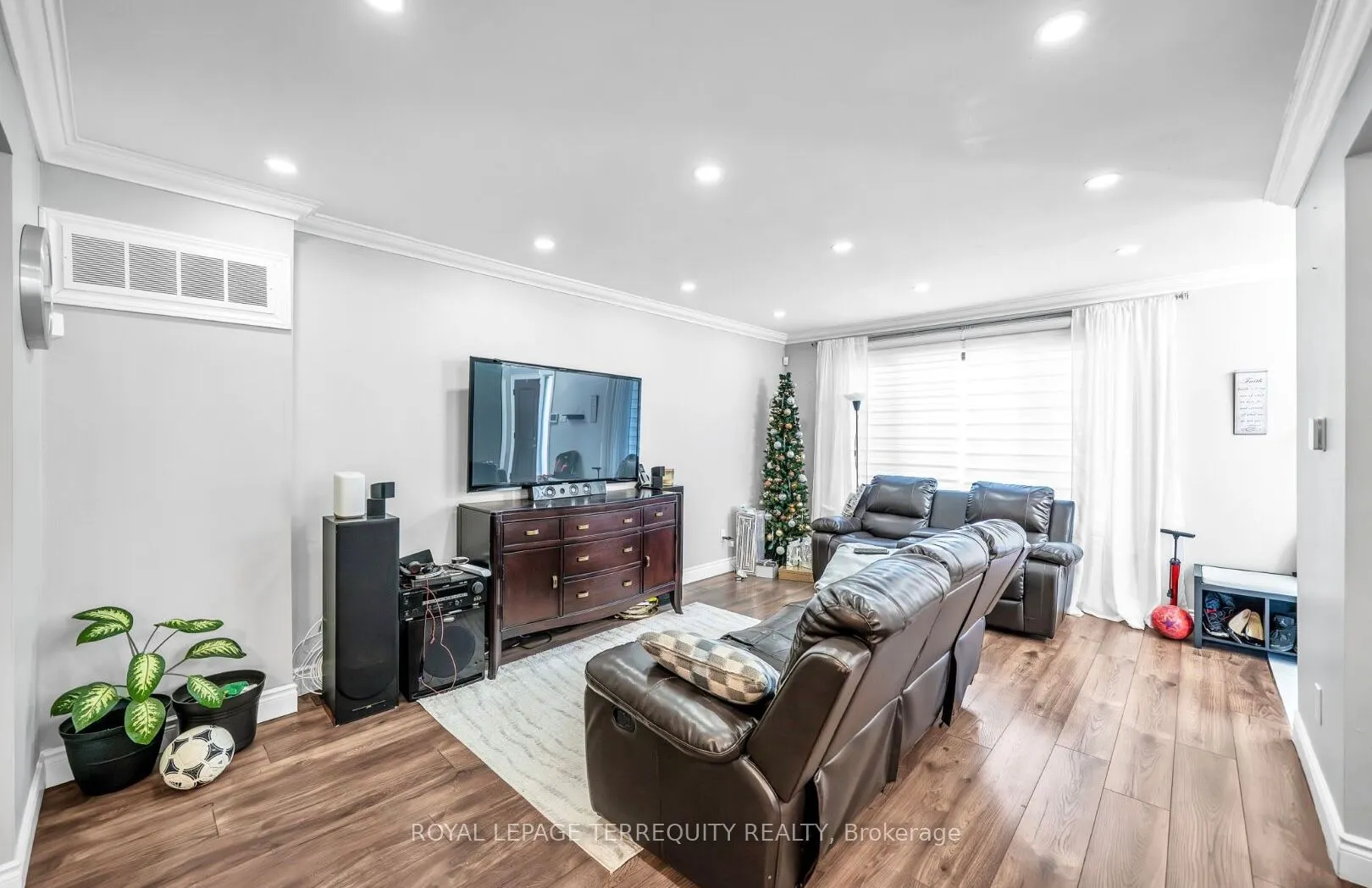 109 Thickson Road S
