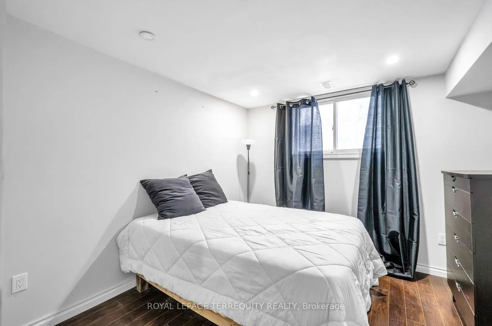 109 Thickson Road S