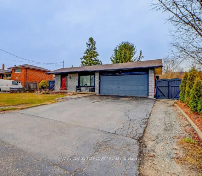 109 Thickson Road S