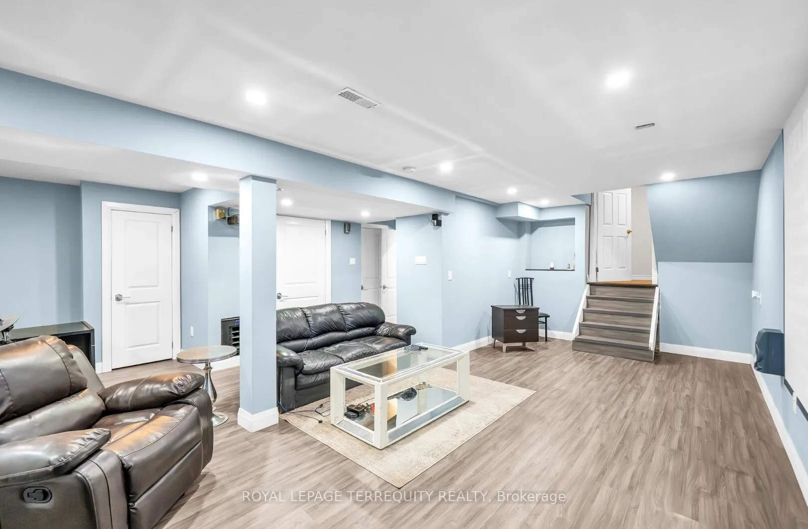 109 Thickson Road S