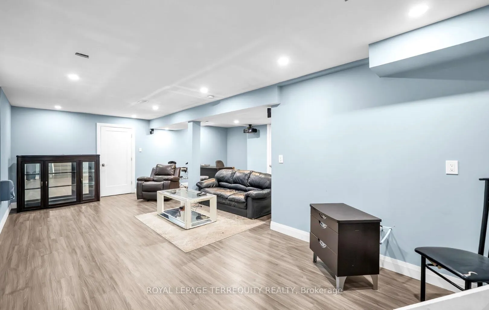 109 Thickson Road S