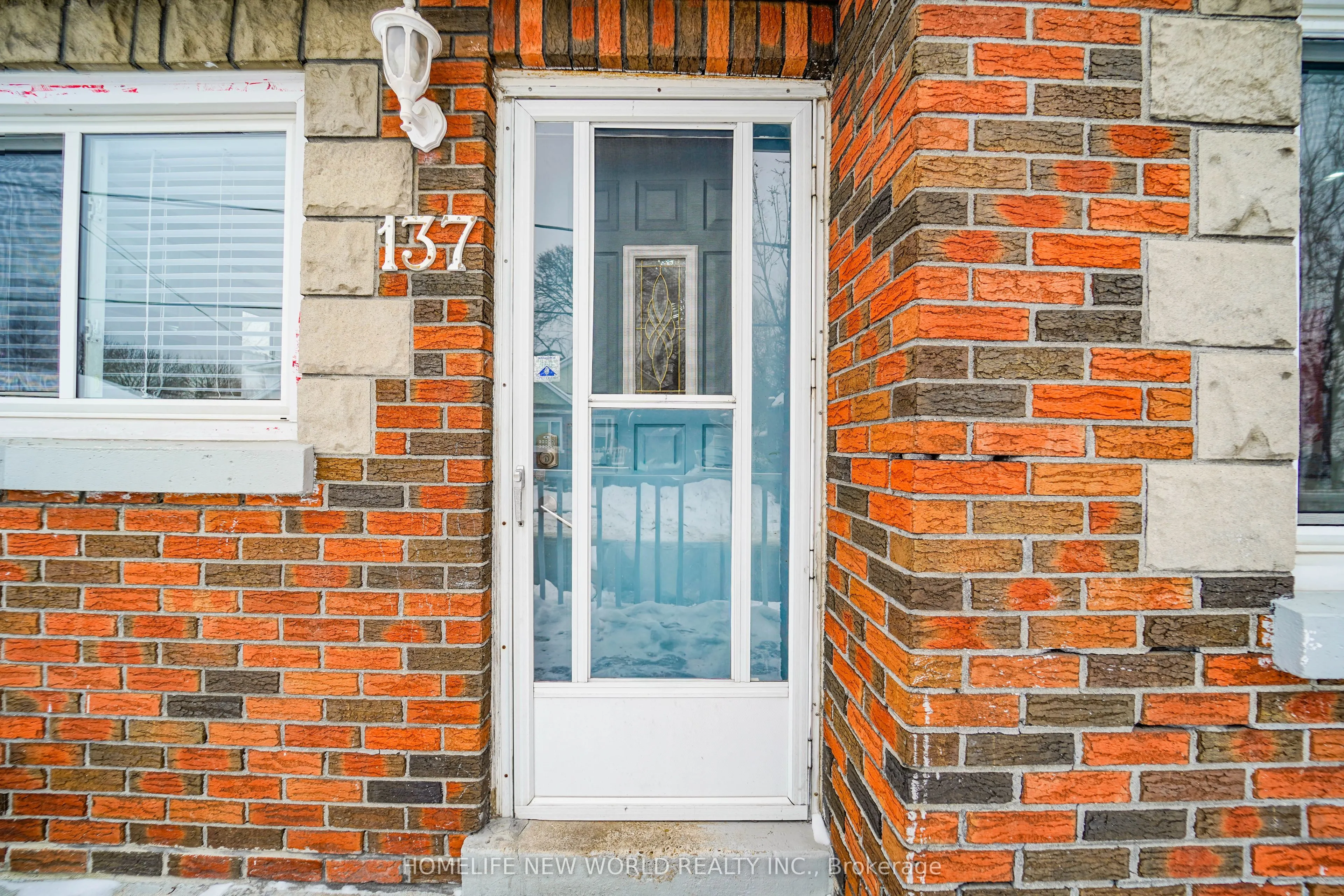 137 Banting Avenue