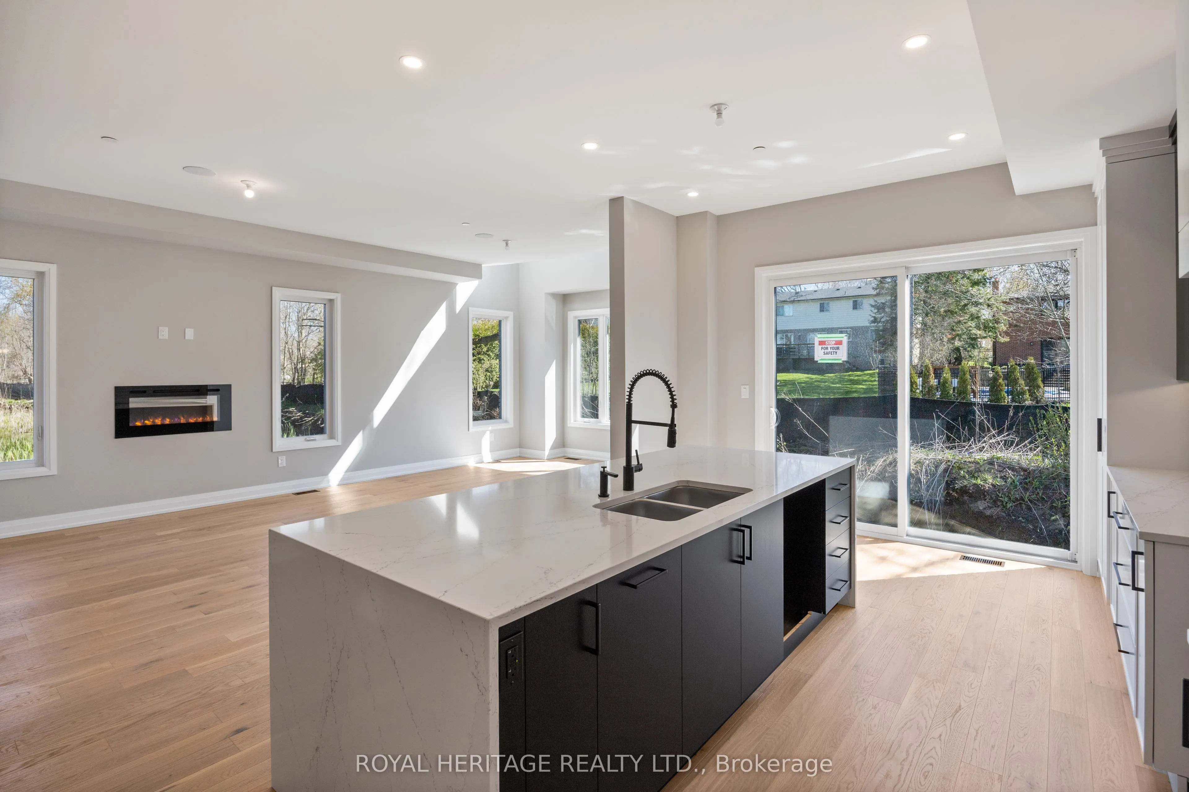 25 Inverlynn Way