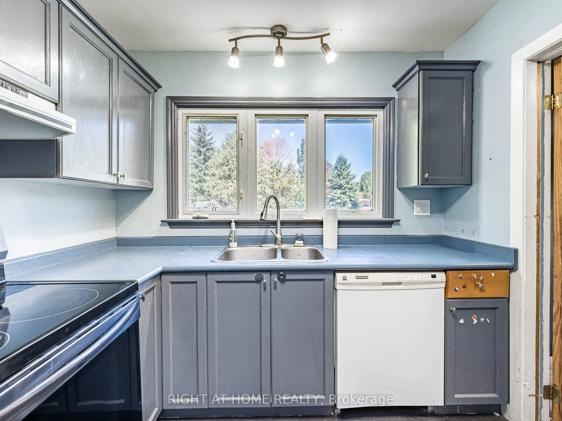 148 Winchester Road E
