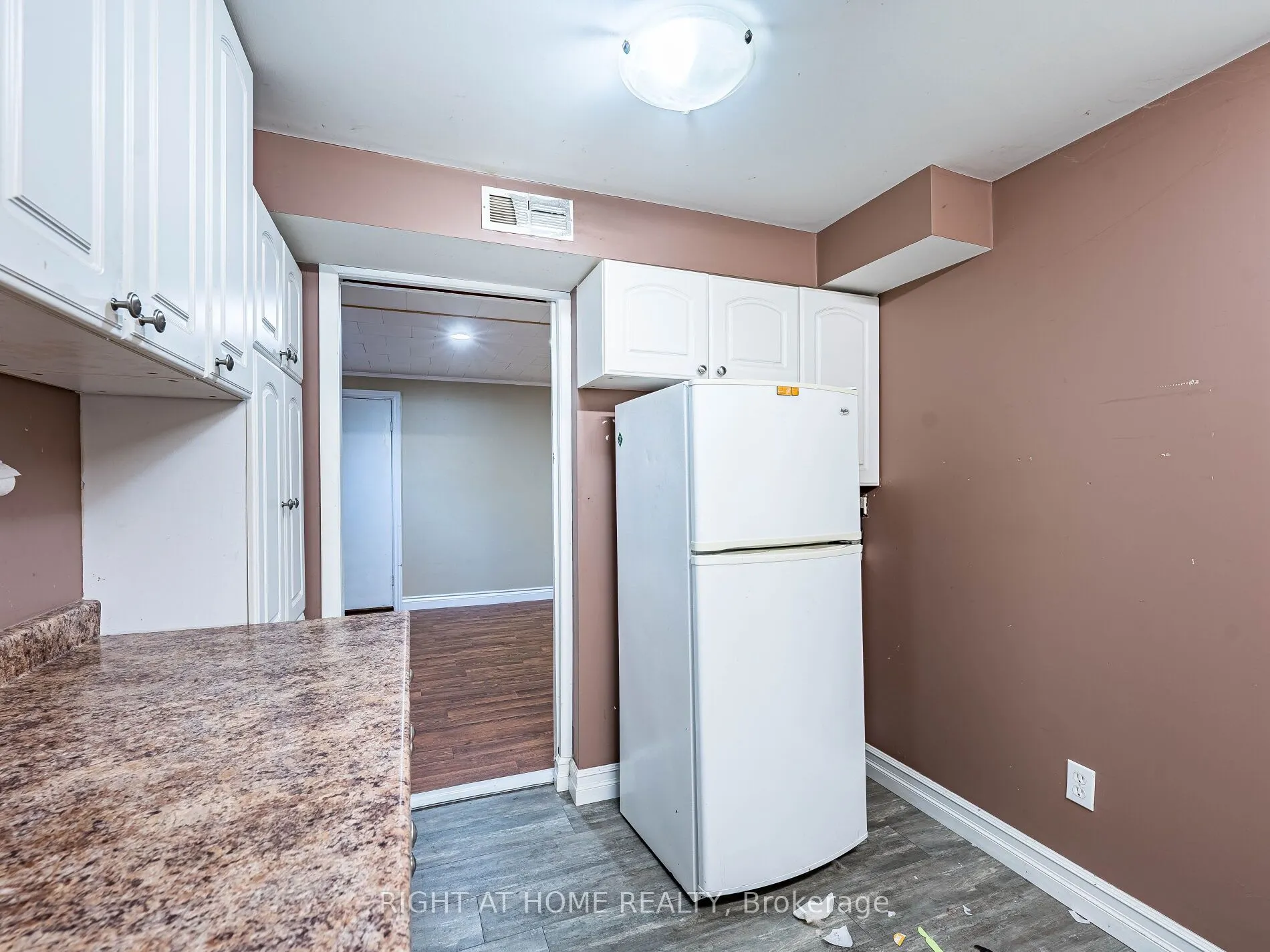 148 Winchester Road E