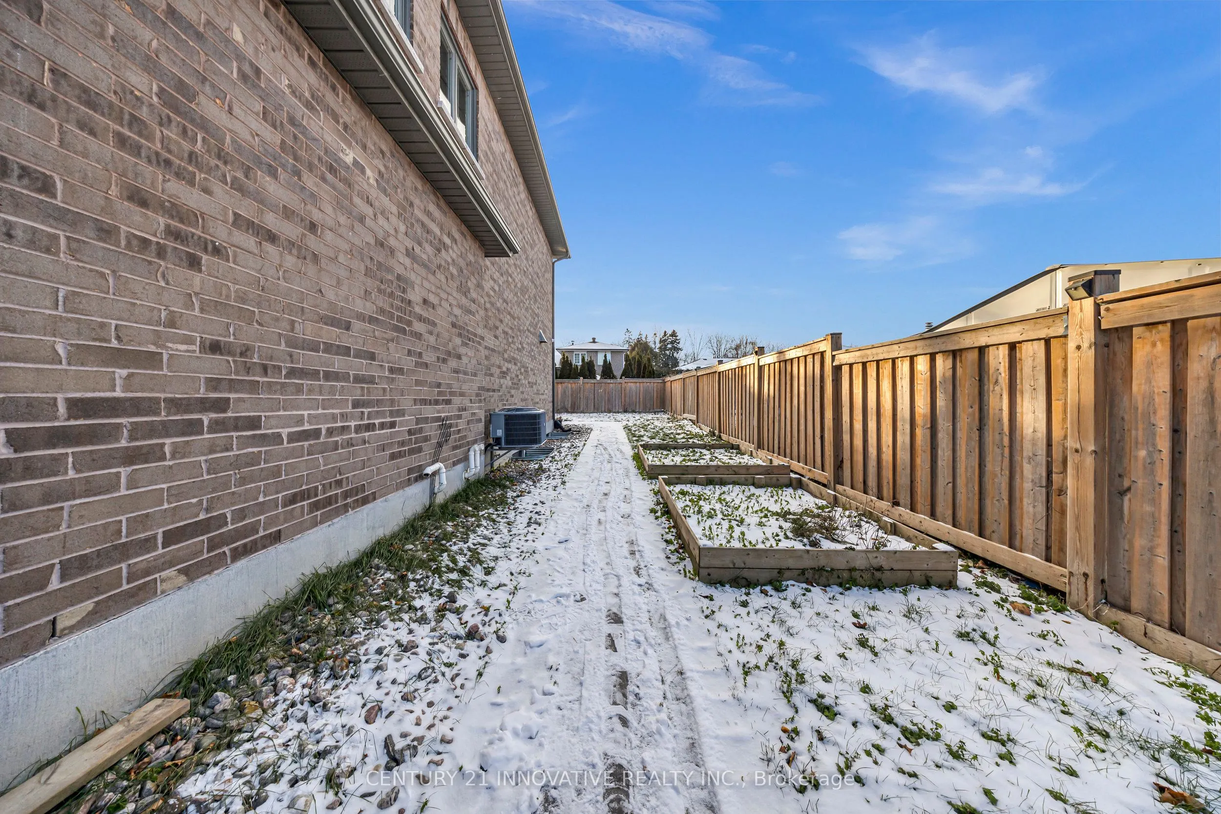 752 Hillview Crescent