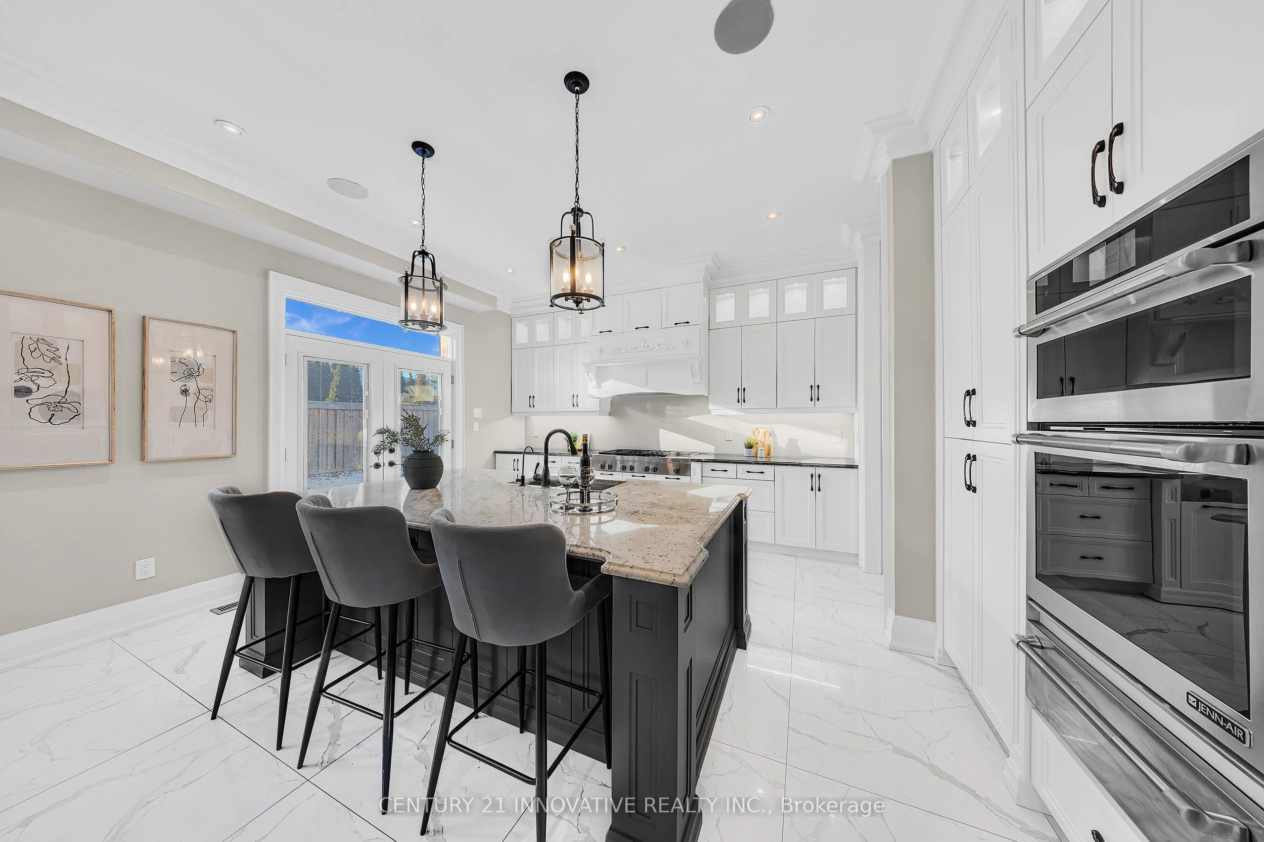 752 Hillview Crescent
