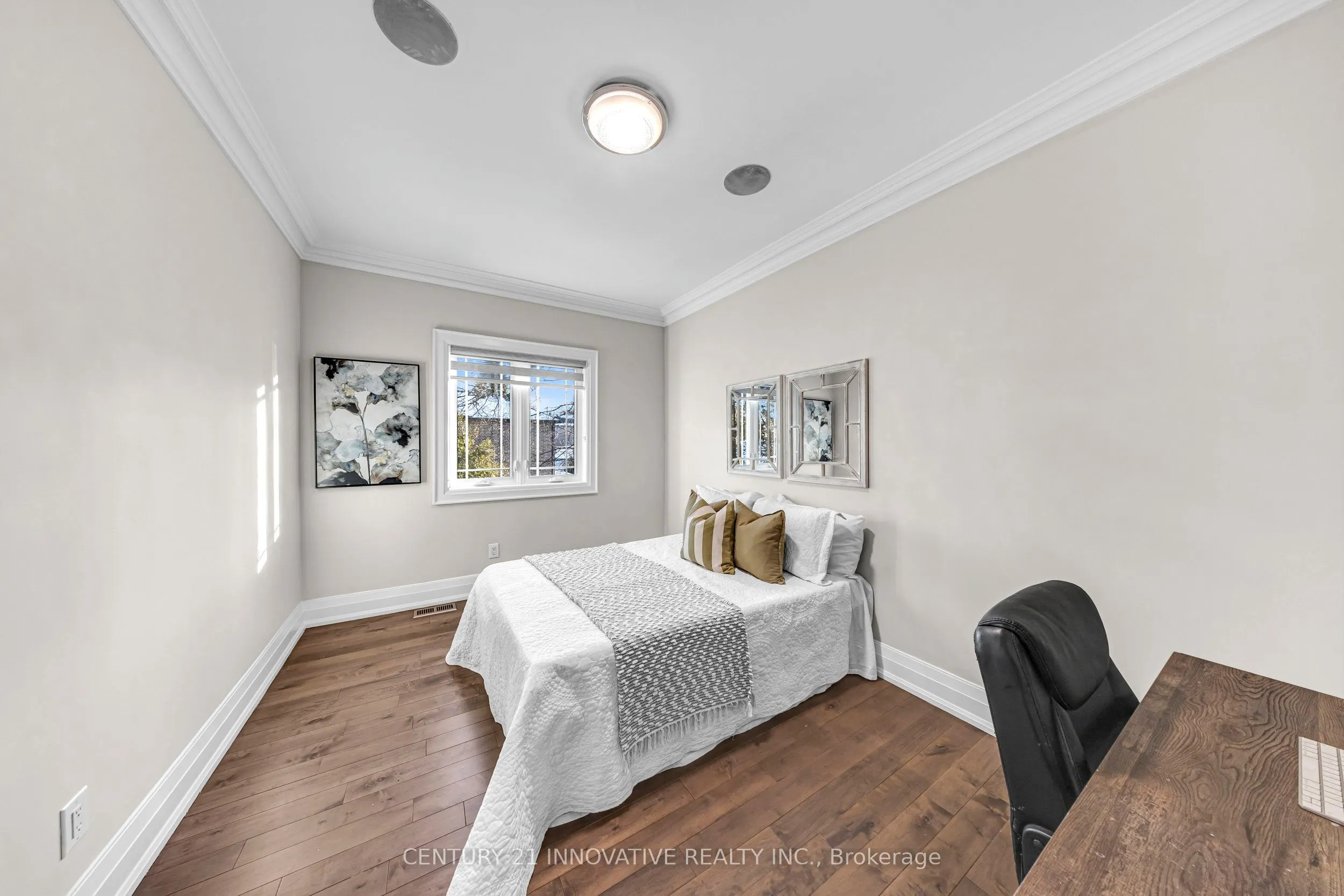 752 Hillview Crescent