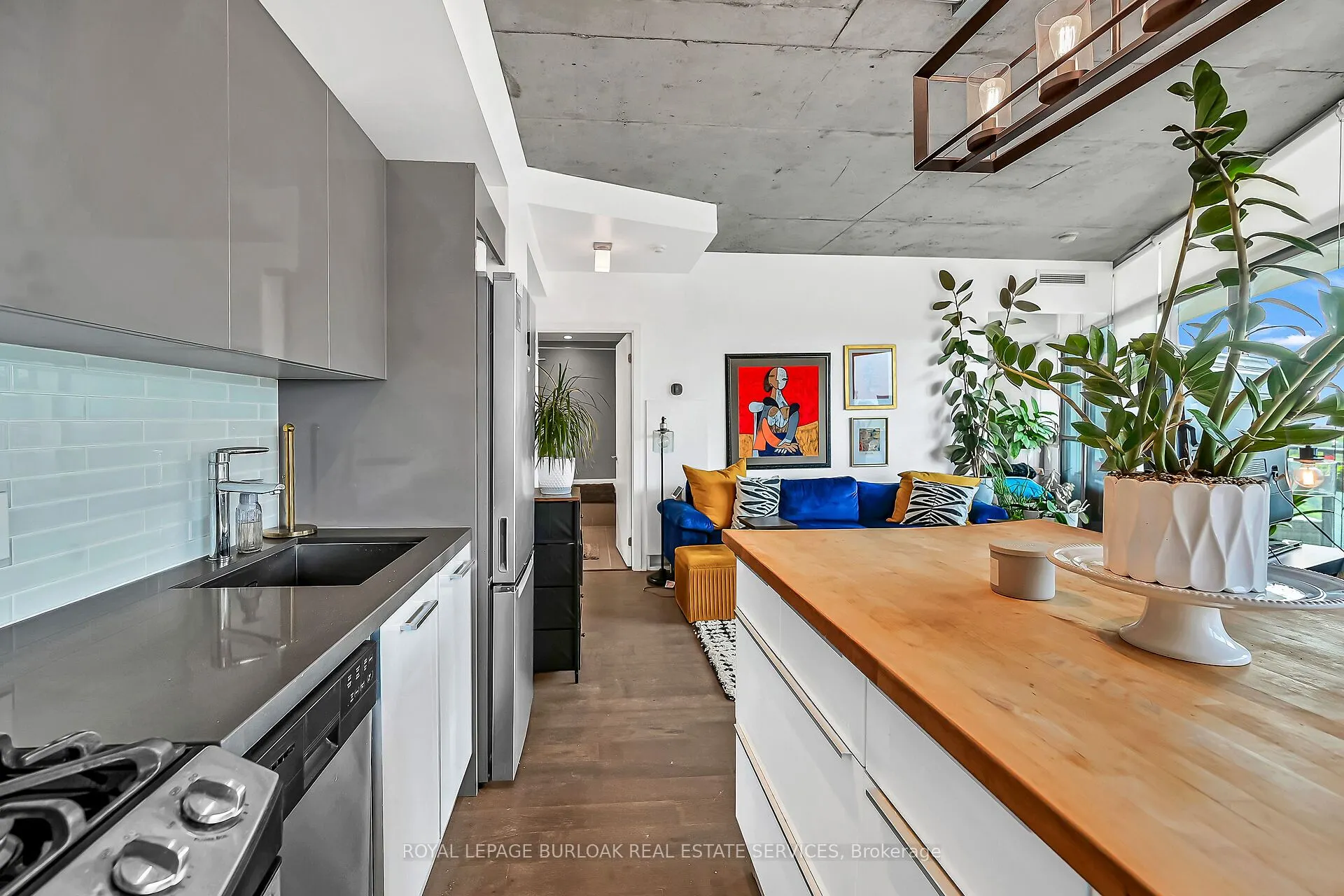 1201 Dundas Street E #902
