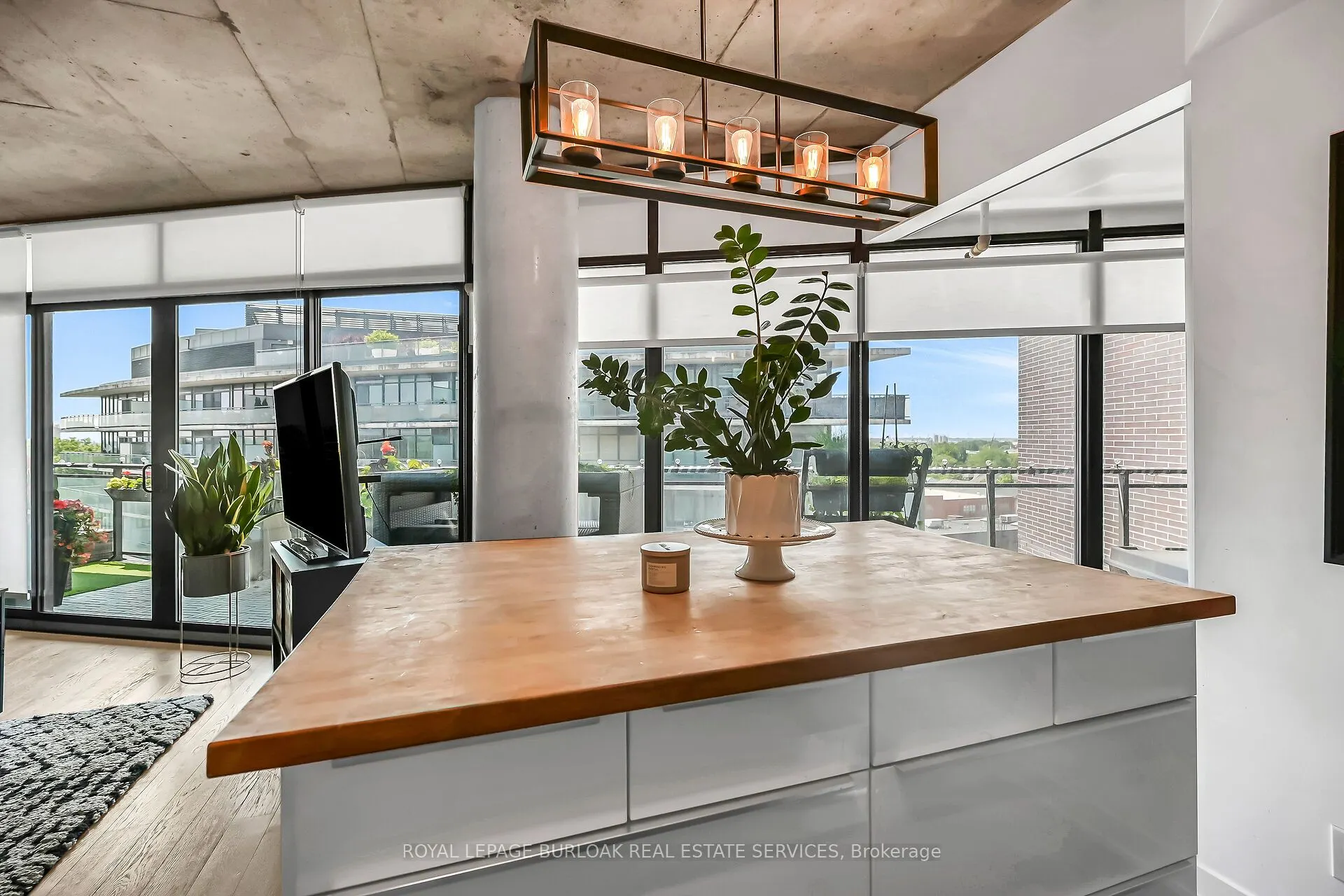 1201 Dundas Street E #902