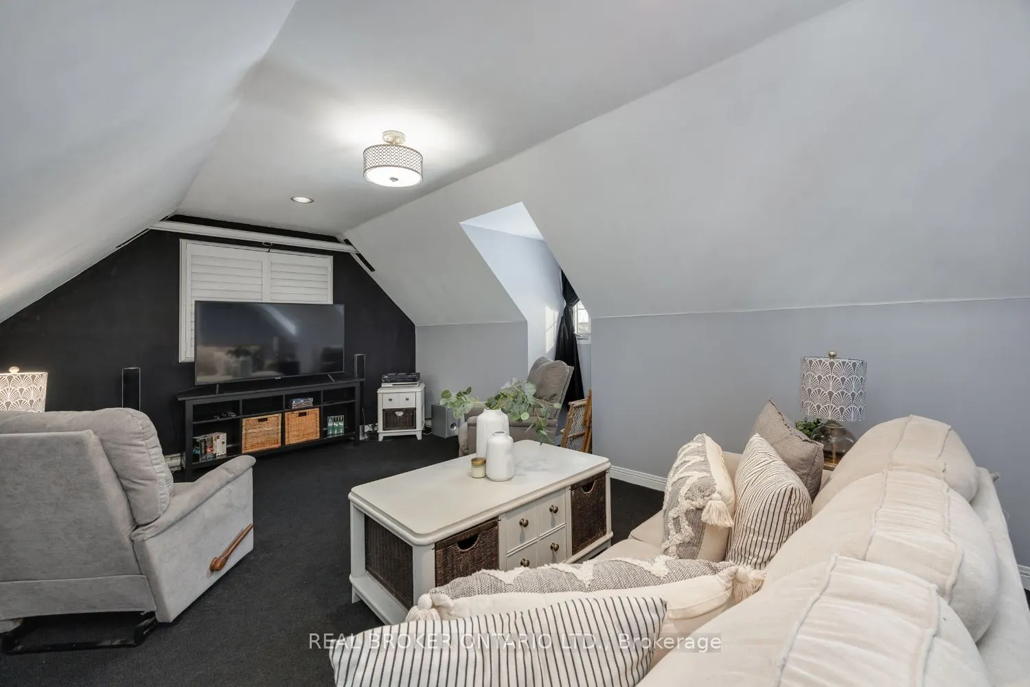 18 Concession Street W