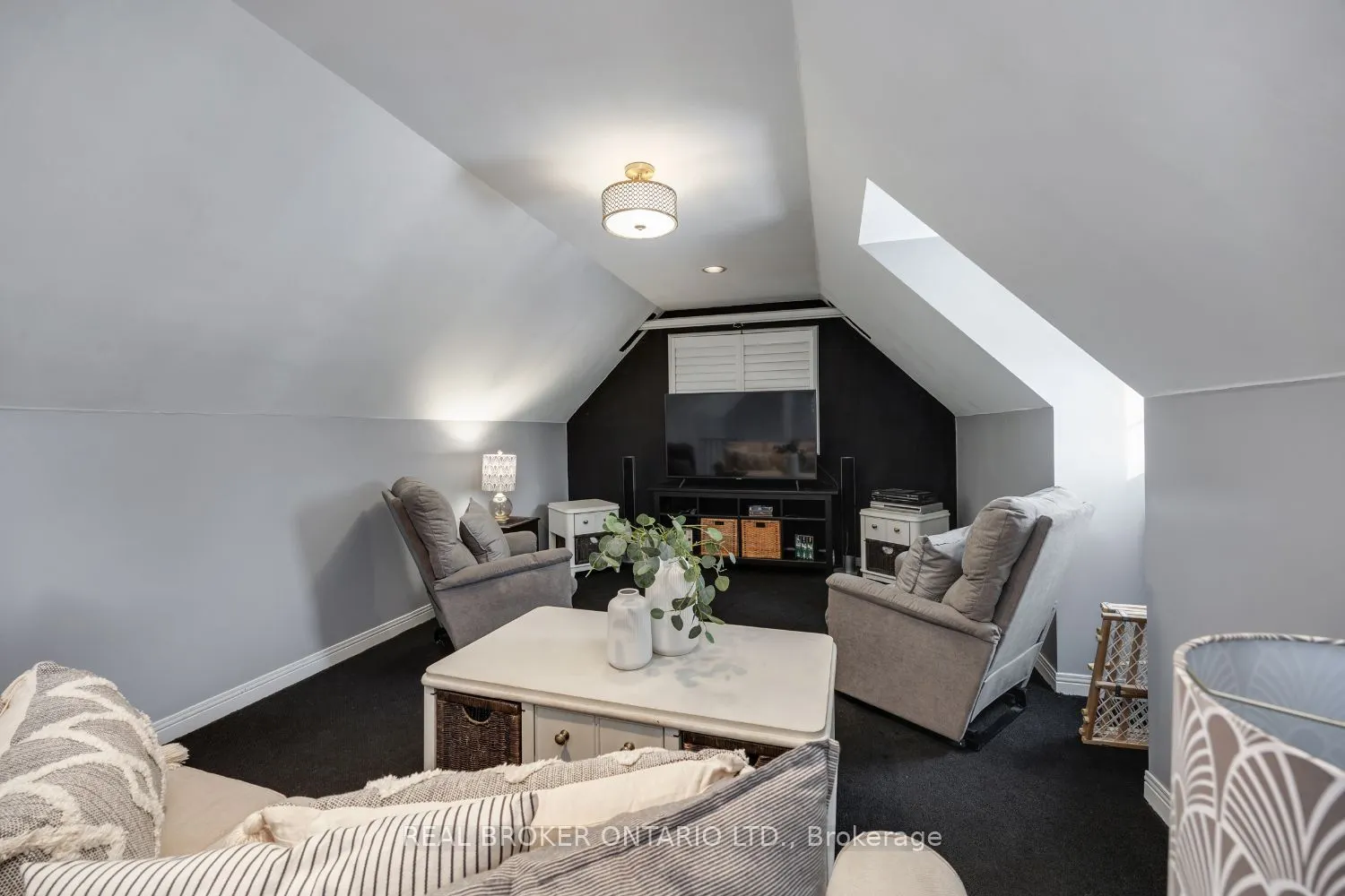 18 Concession Street W