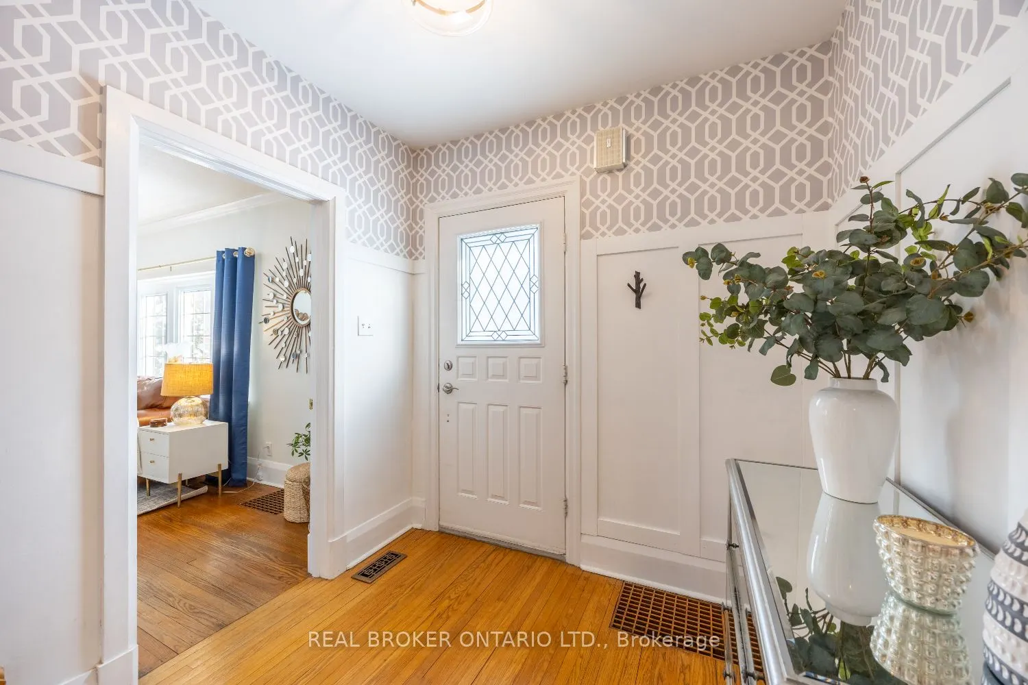 18 Concession Street W