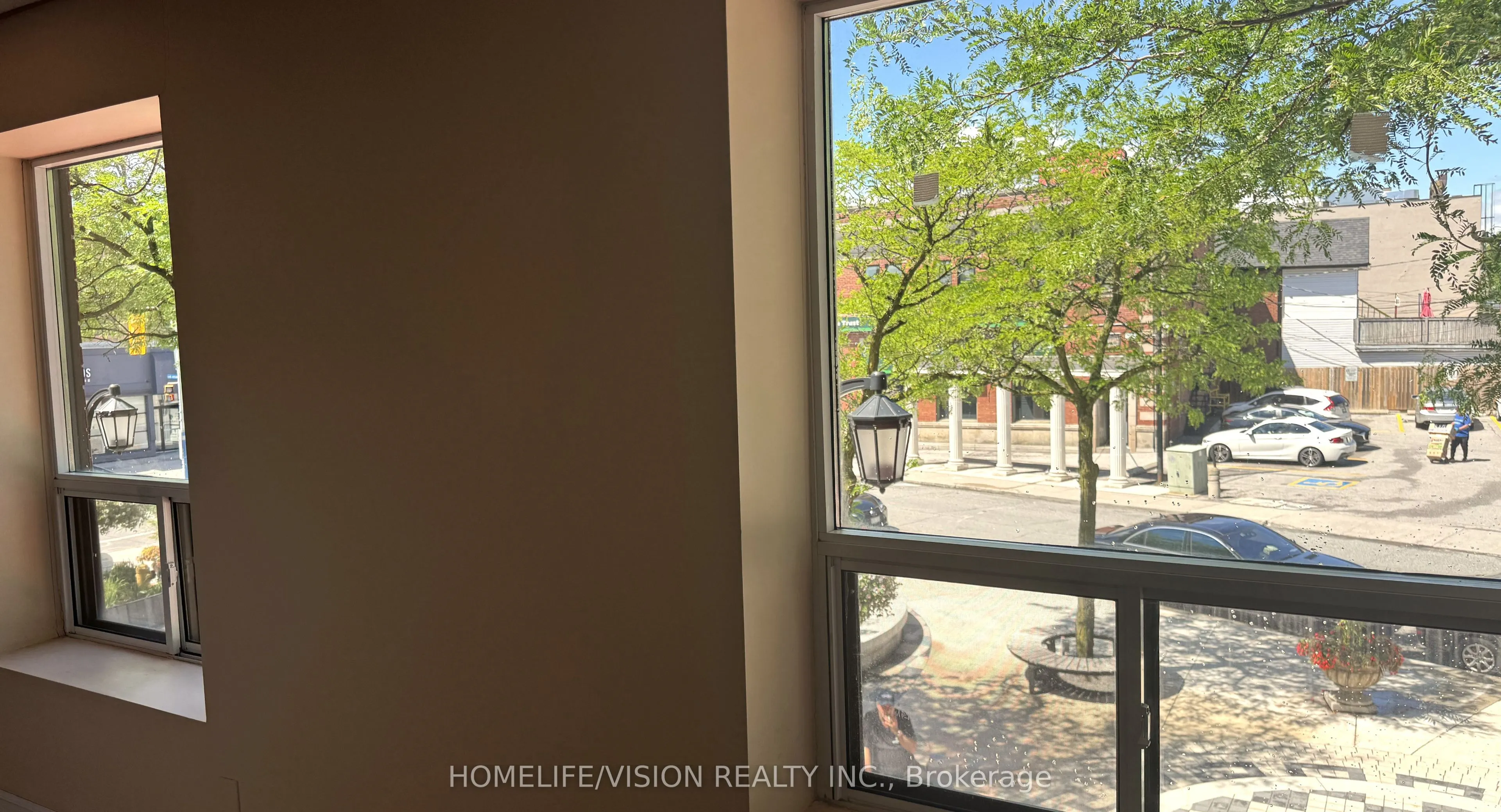 484 Danforth Avenue N #2nd floor
