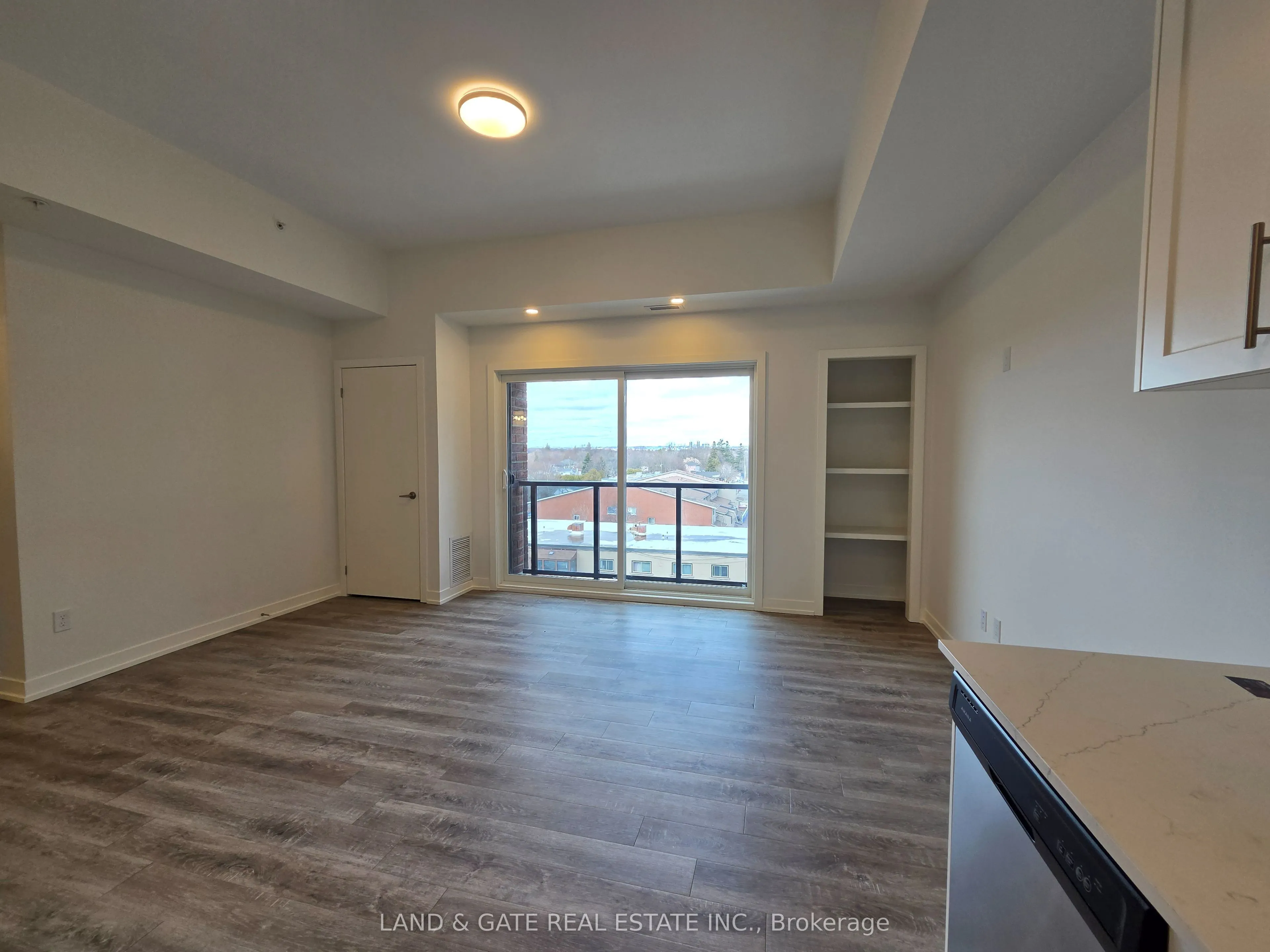976 Simcoe Street N #604