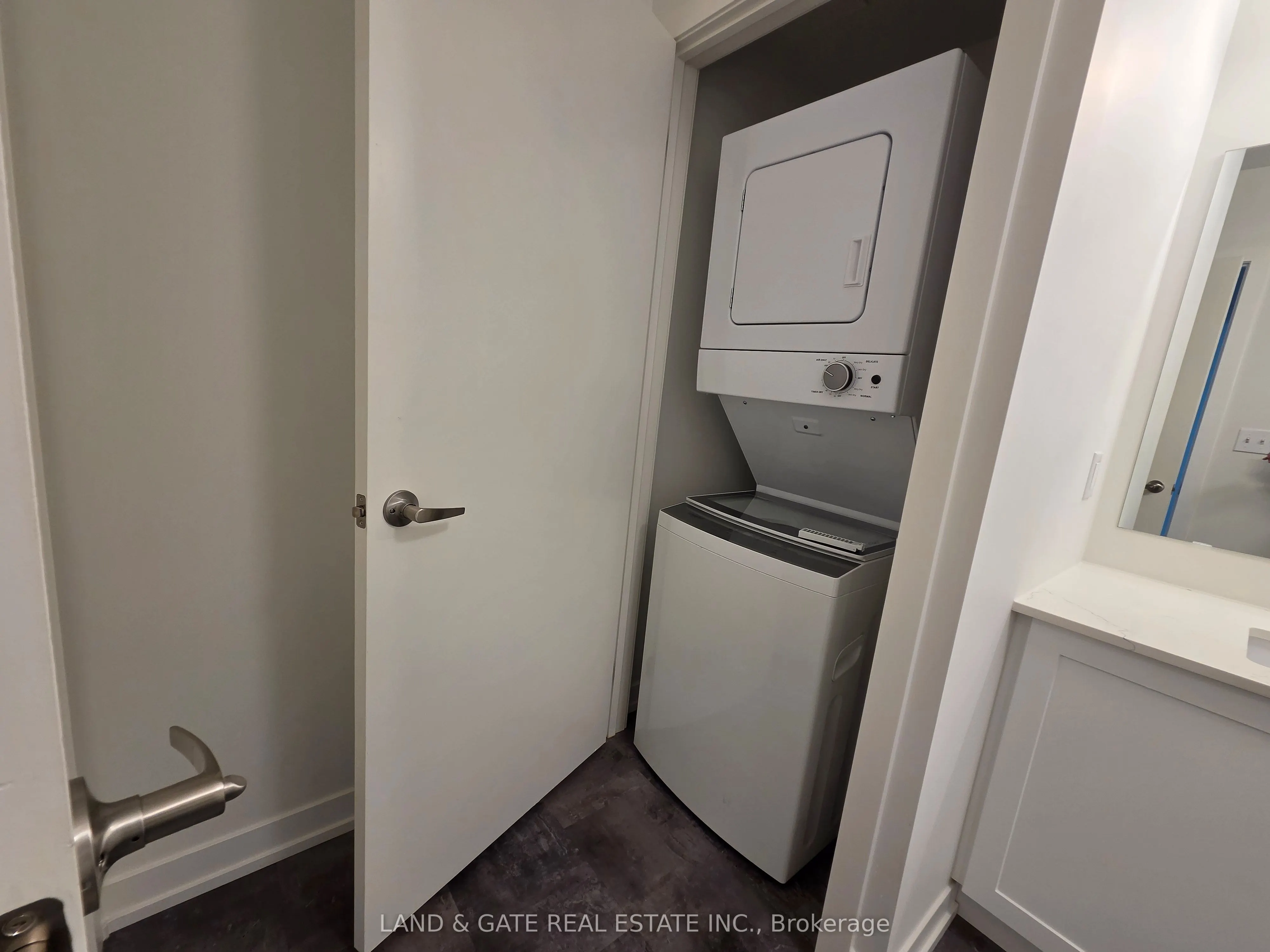 976 Simcoe Street N #604