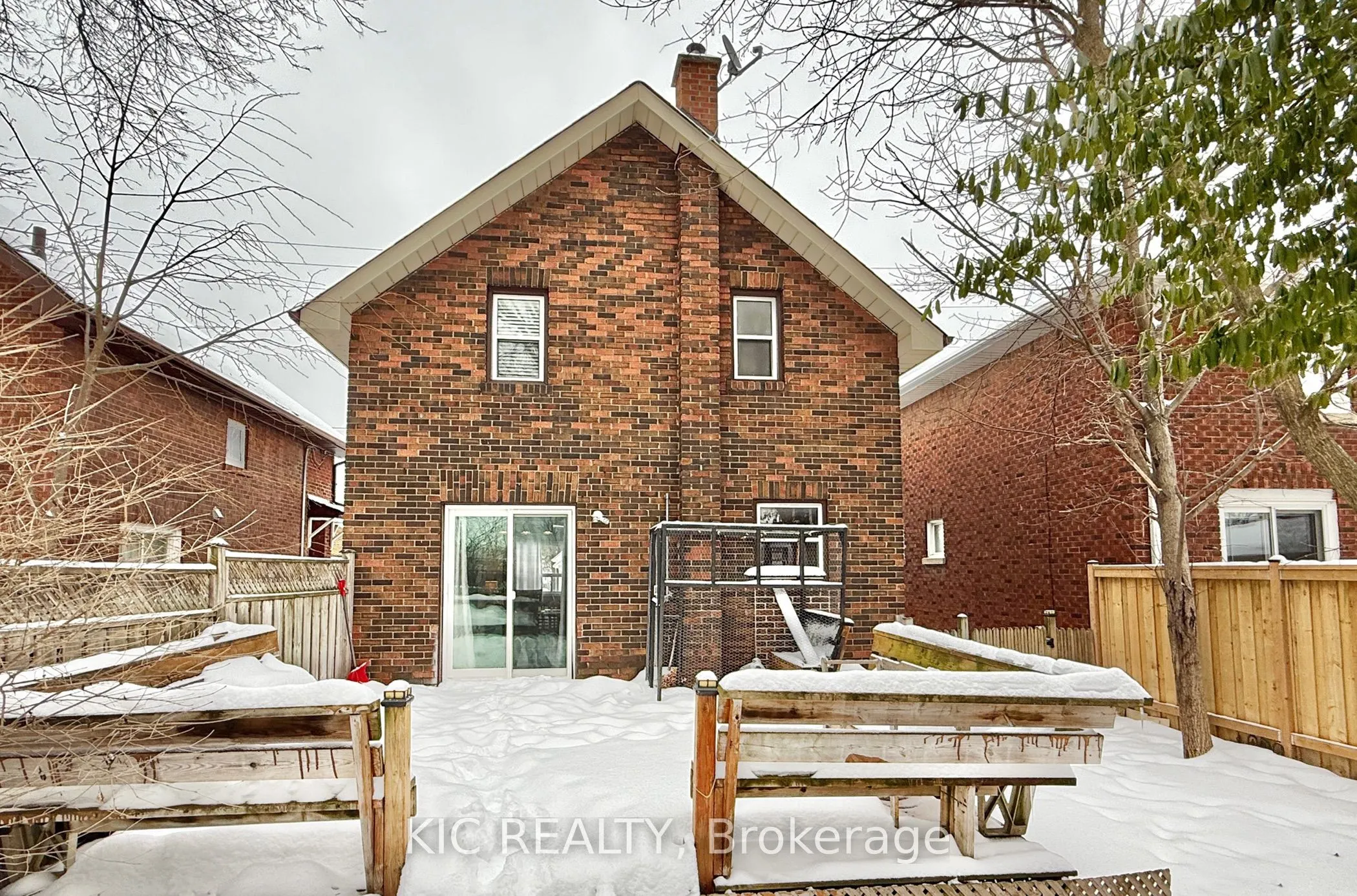 200 Oshawa Boulevard N