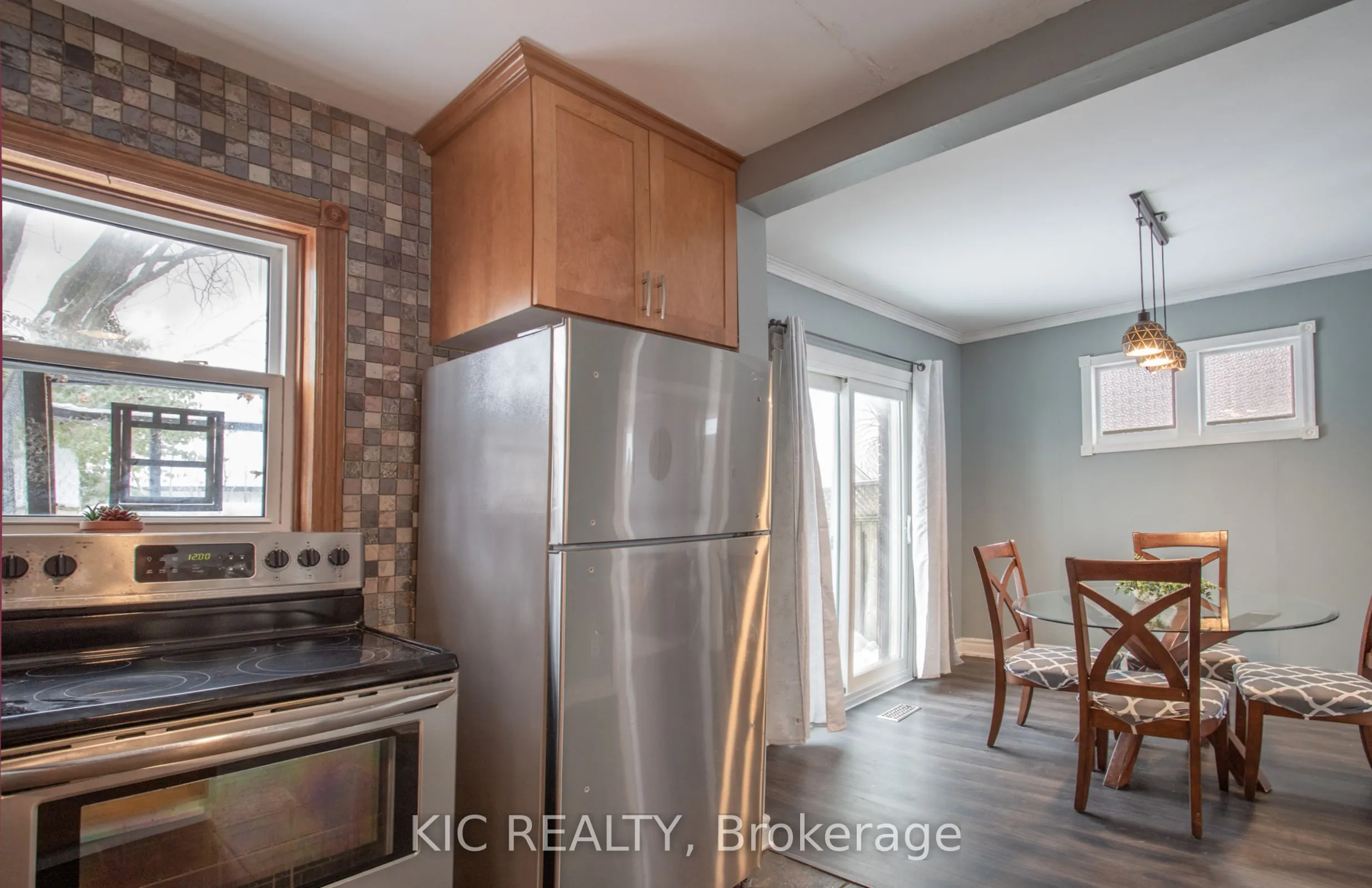 200 Oshawa Boulevard N