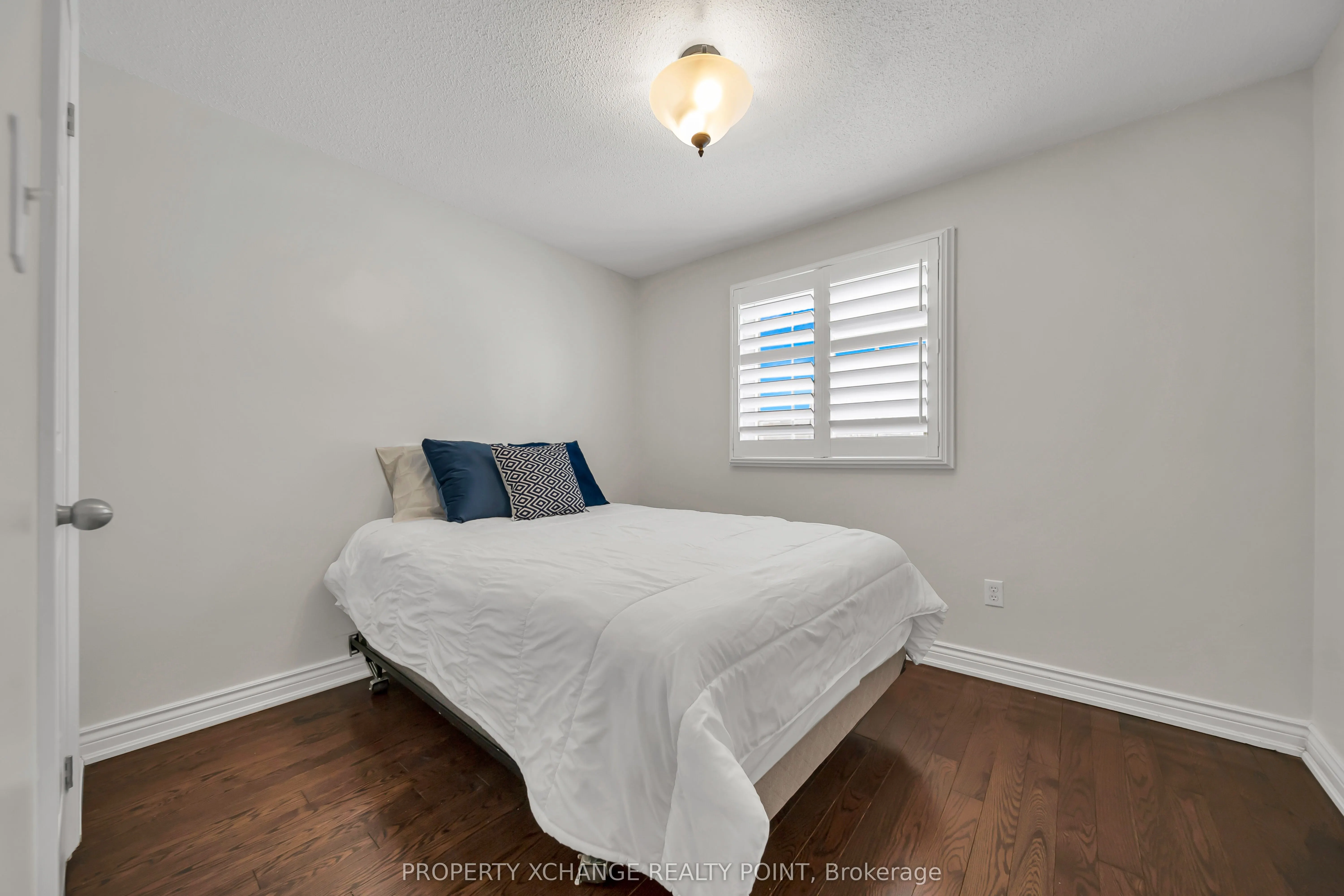 12 Waverly Street S