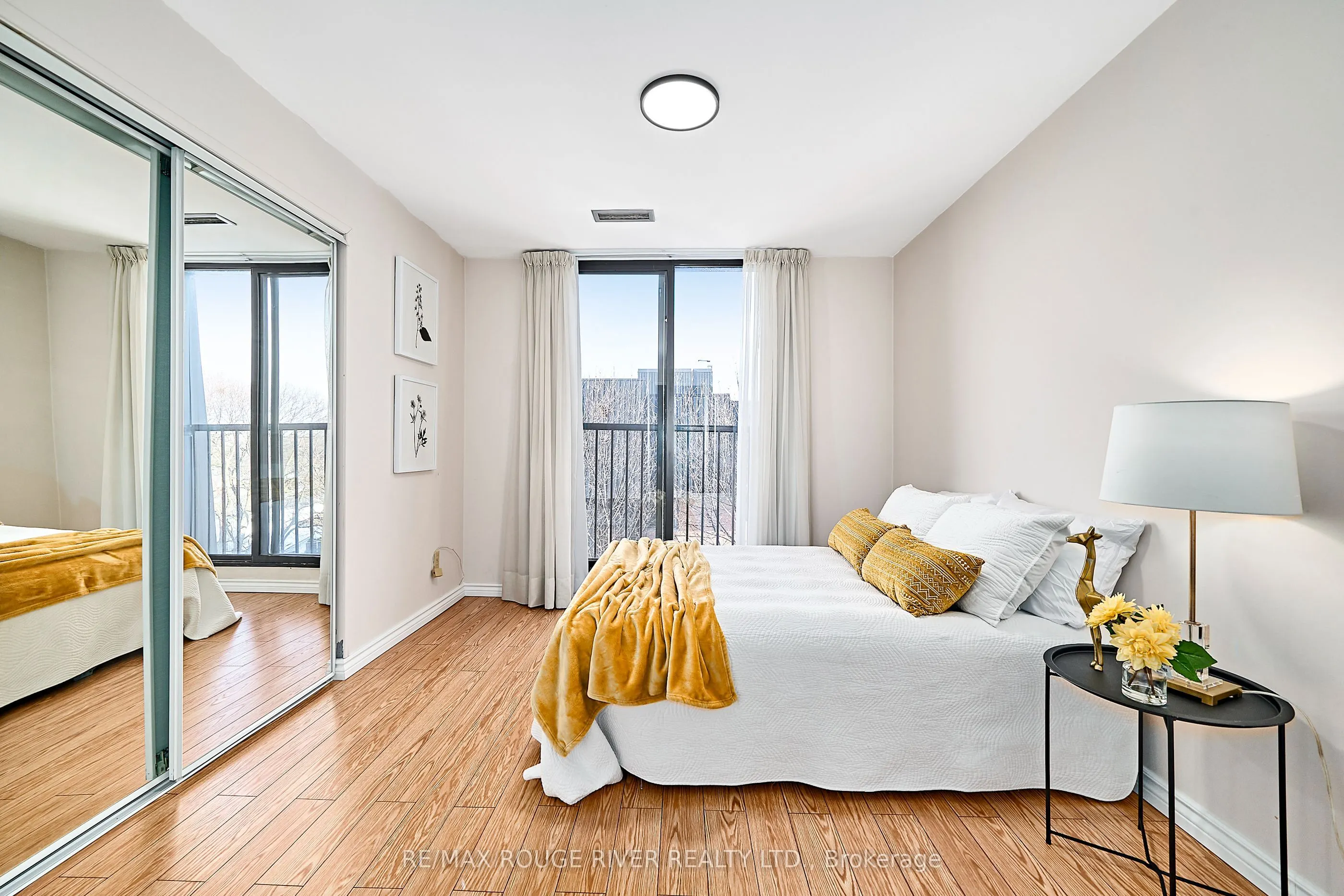 337 Simcoe Street #401