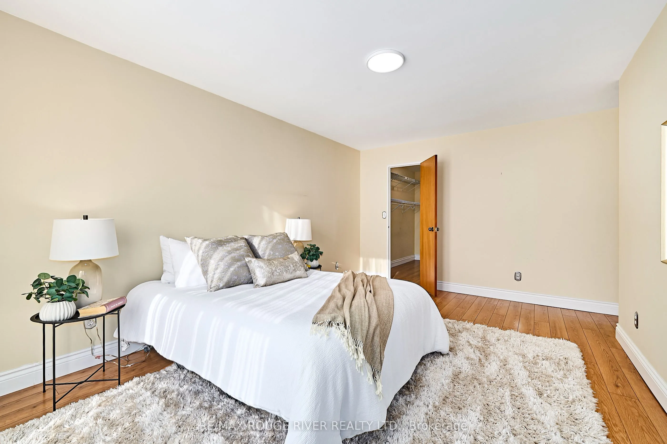 337 Simcoe Street #401
