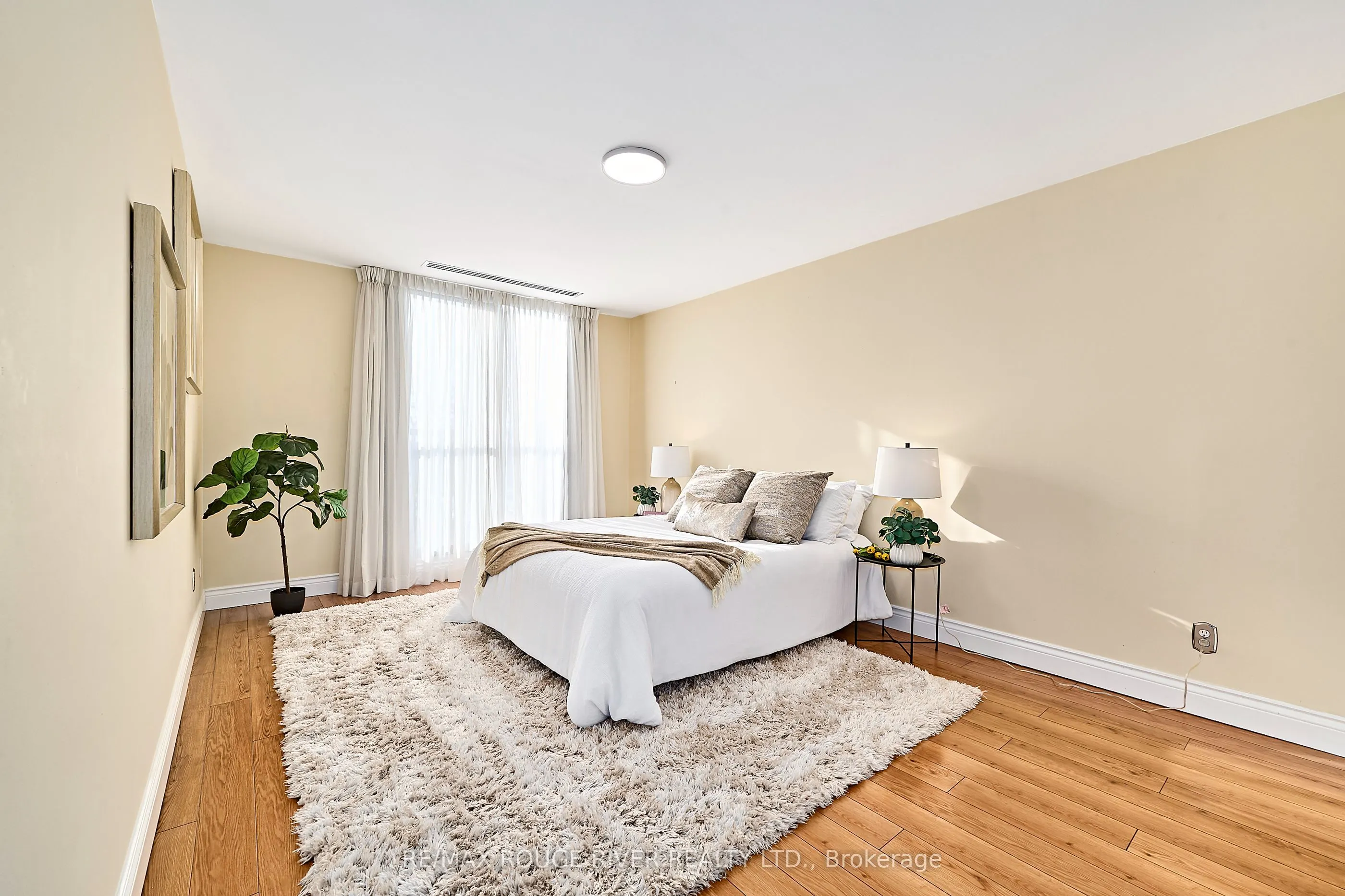 337 Simcoe Street #401
