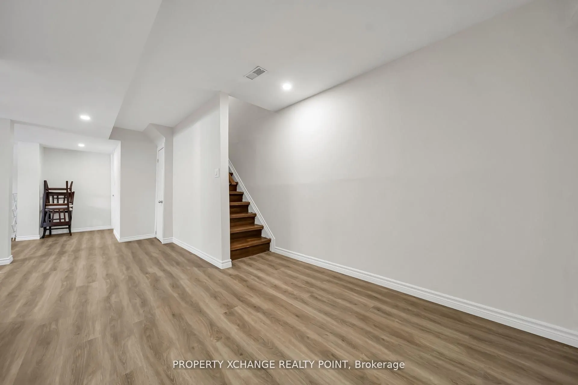 12 Waverly Street S