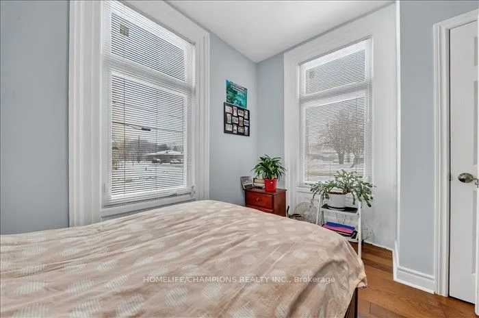 168 Centre Street S