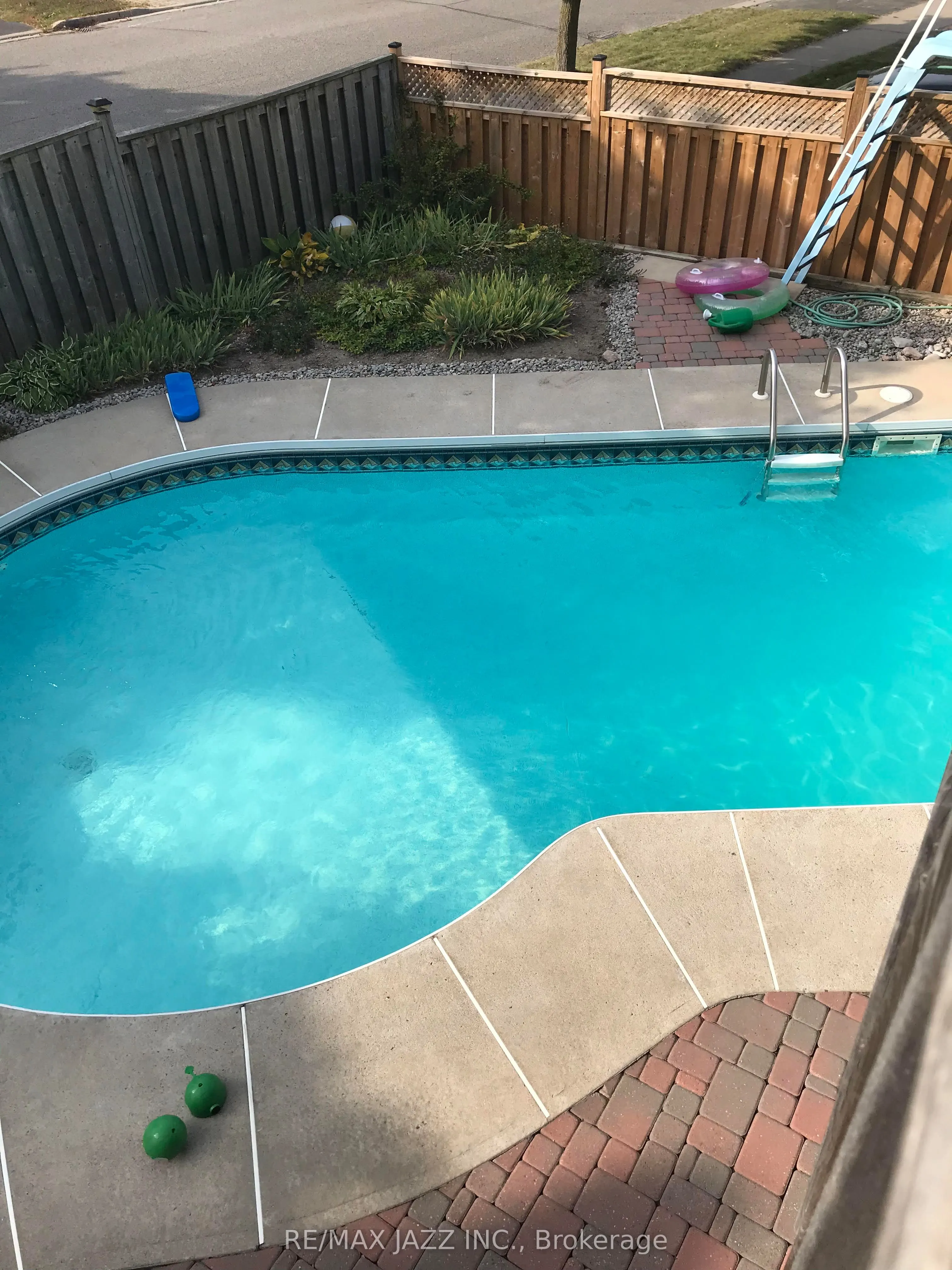 2 Coomer Crescent