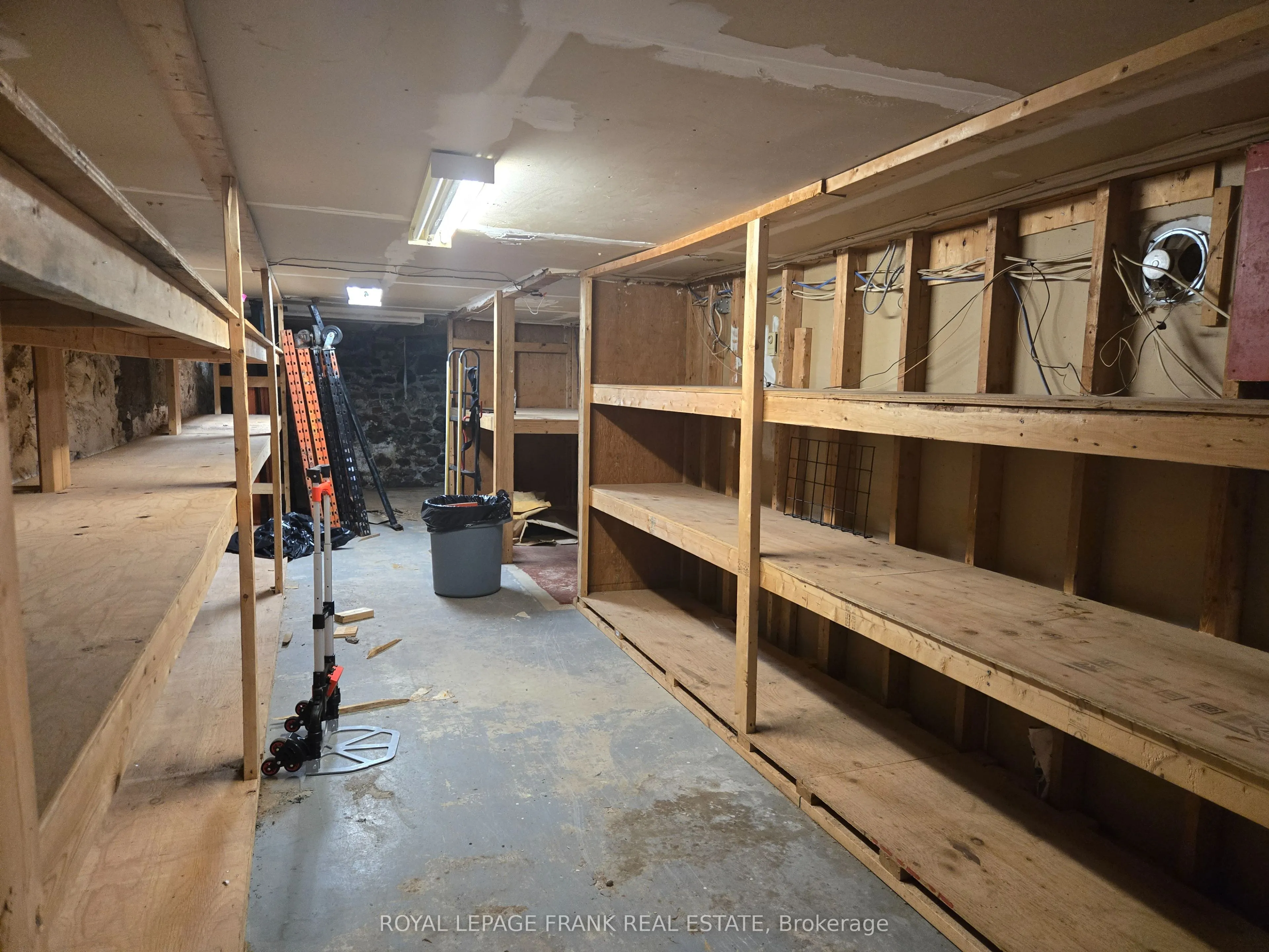 15 King Avenue W