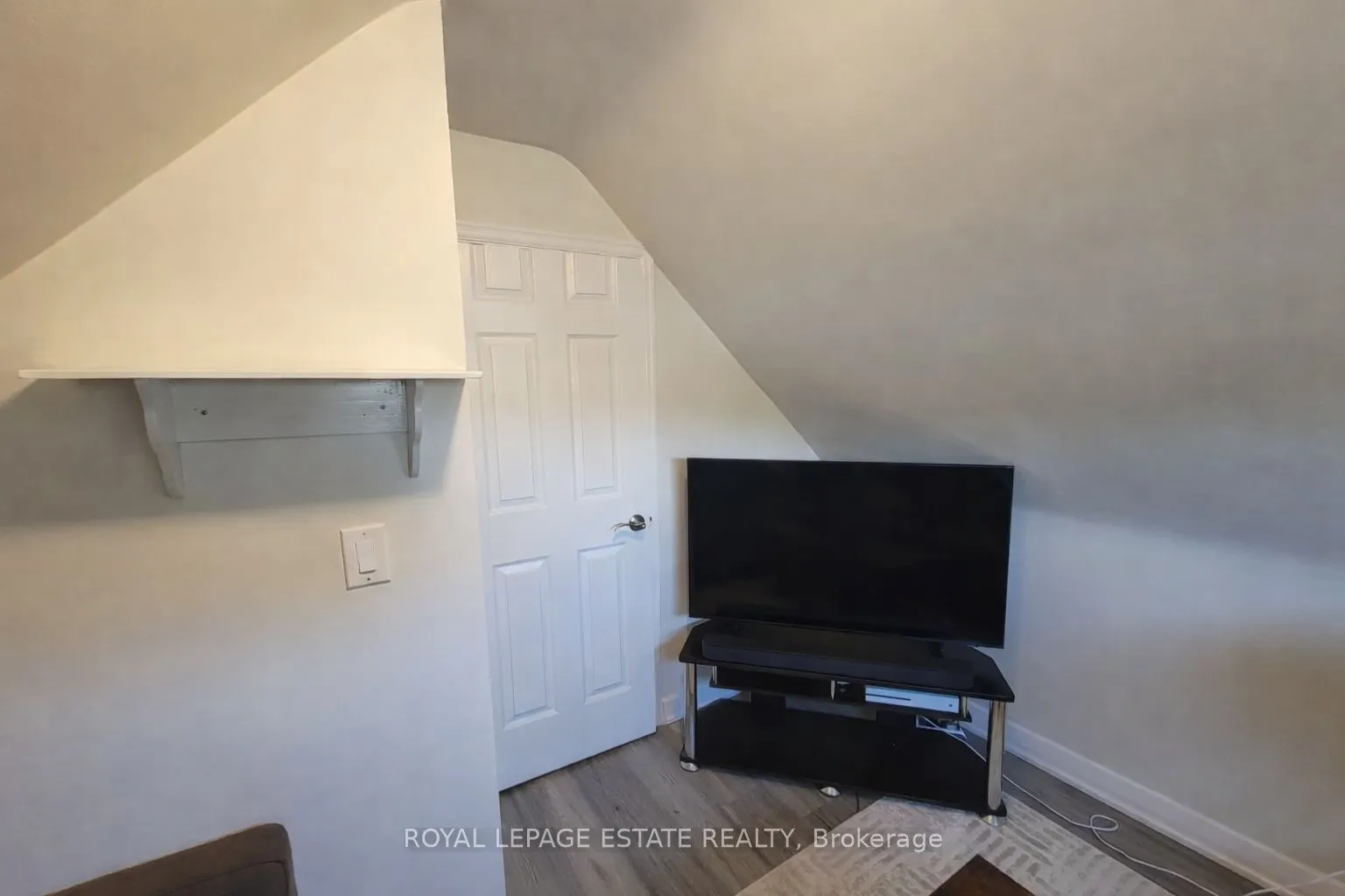 13 Pinegrove Avenue #Upper