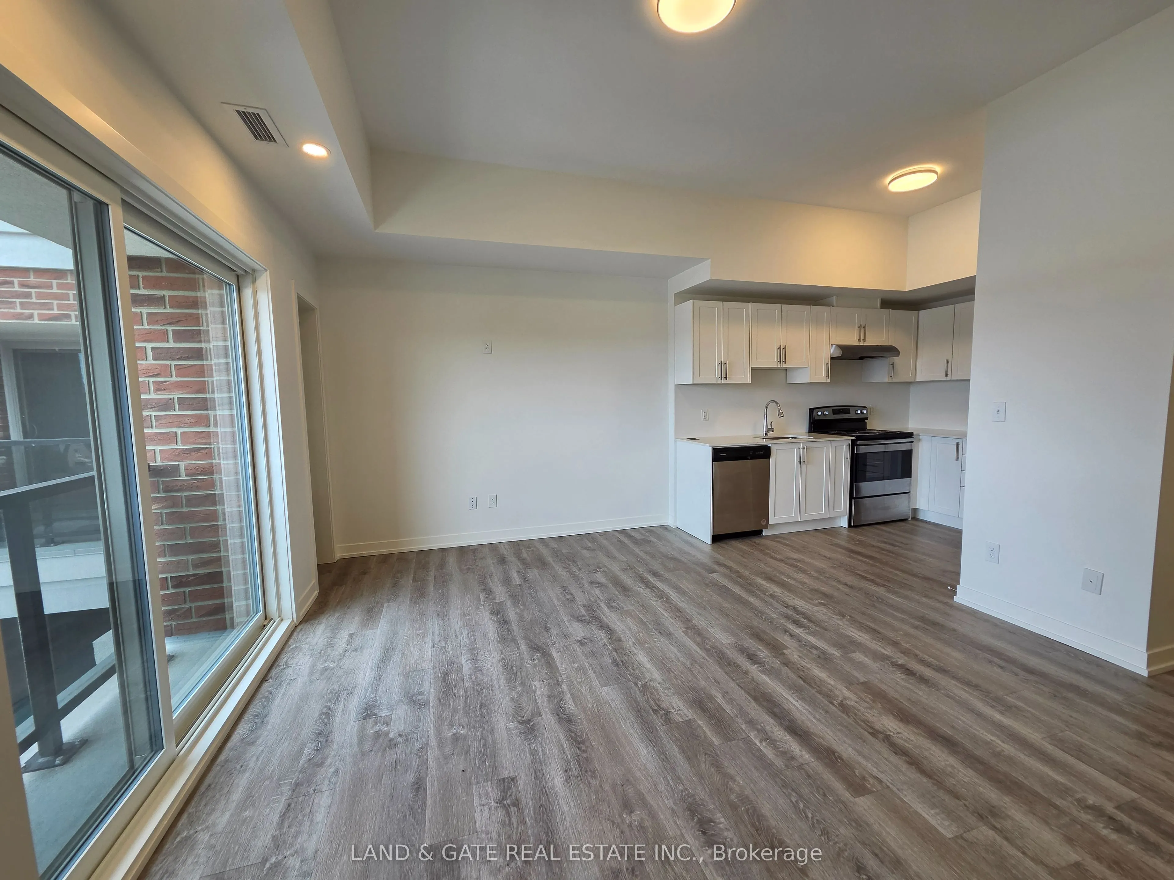 976 Simcoe Street N #604