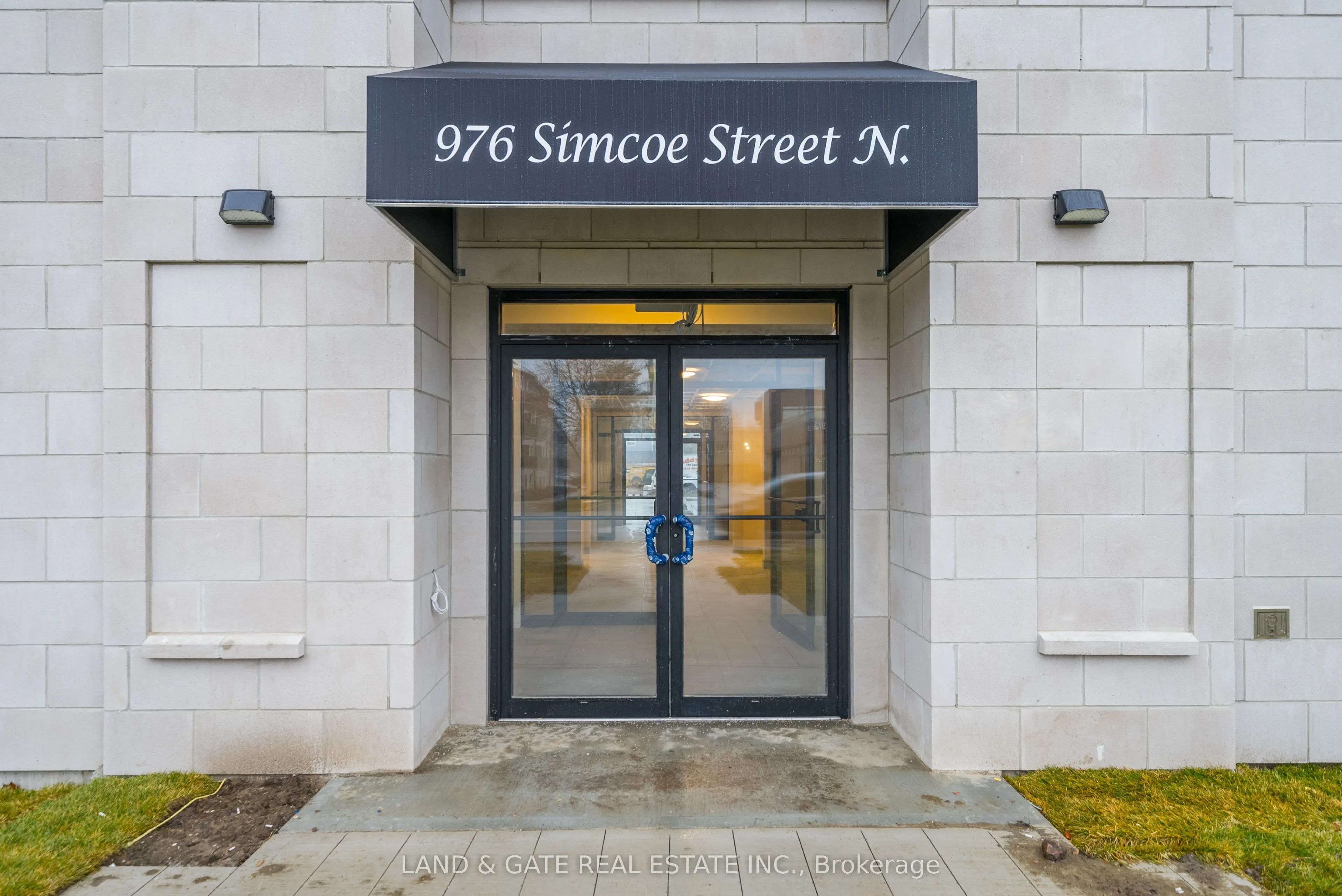 976 Simcoe Street N #604