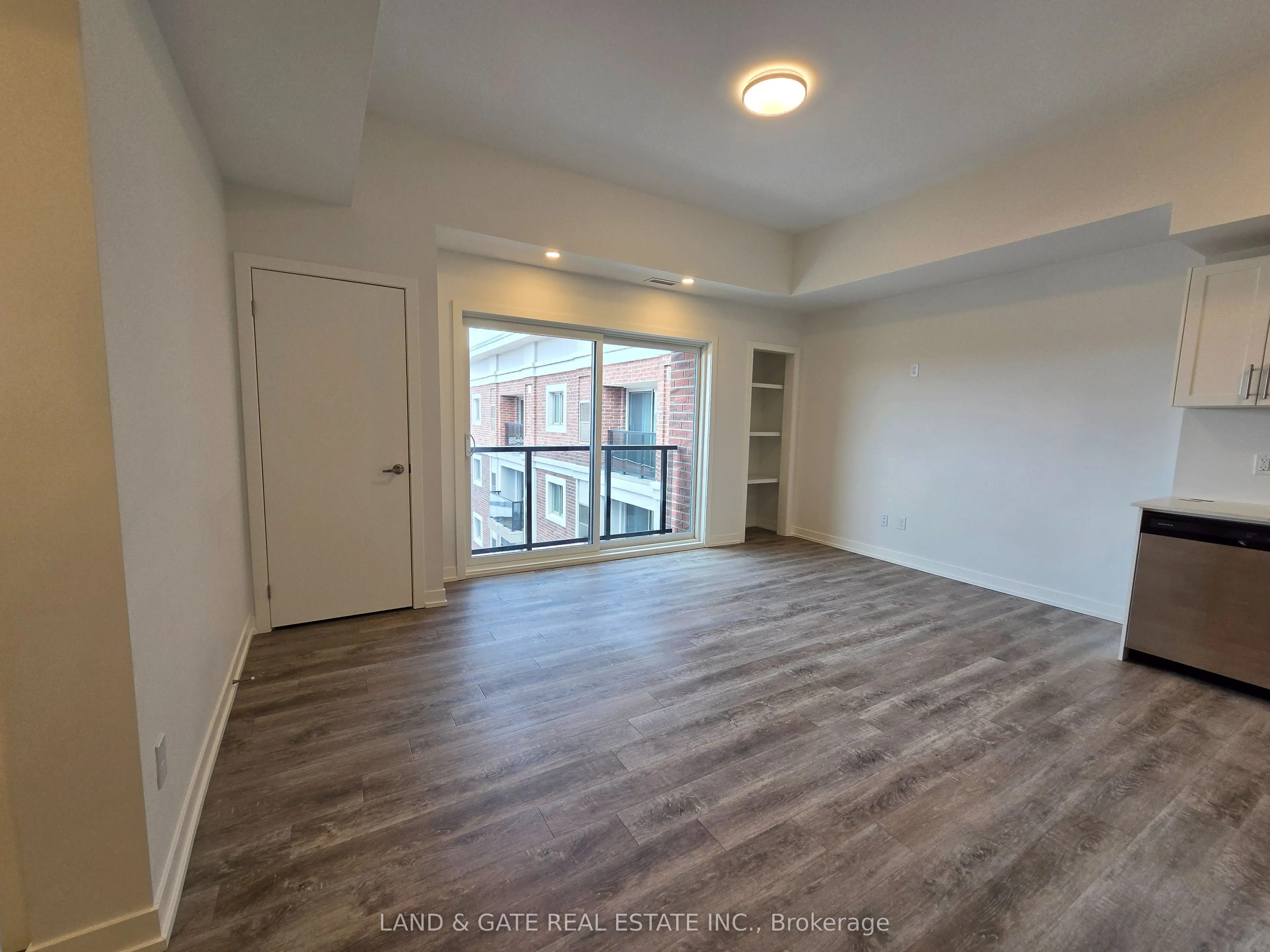 976 Simcoe Street N #604