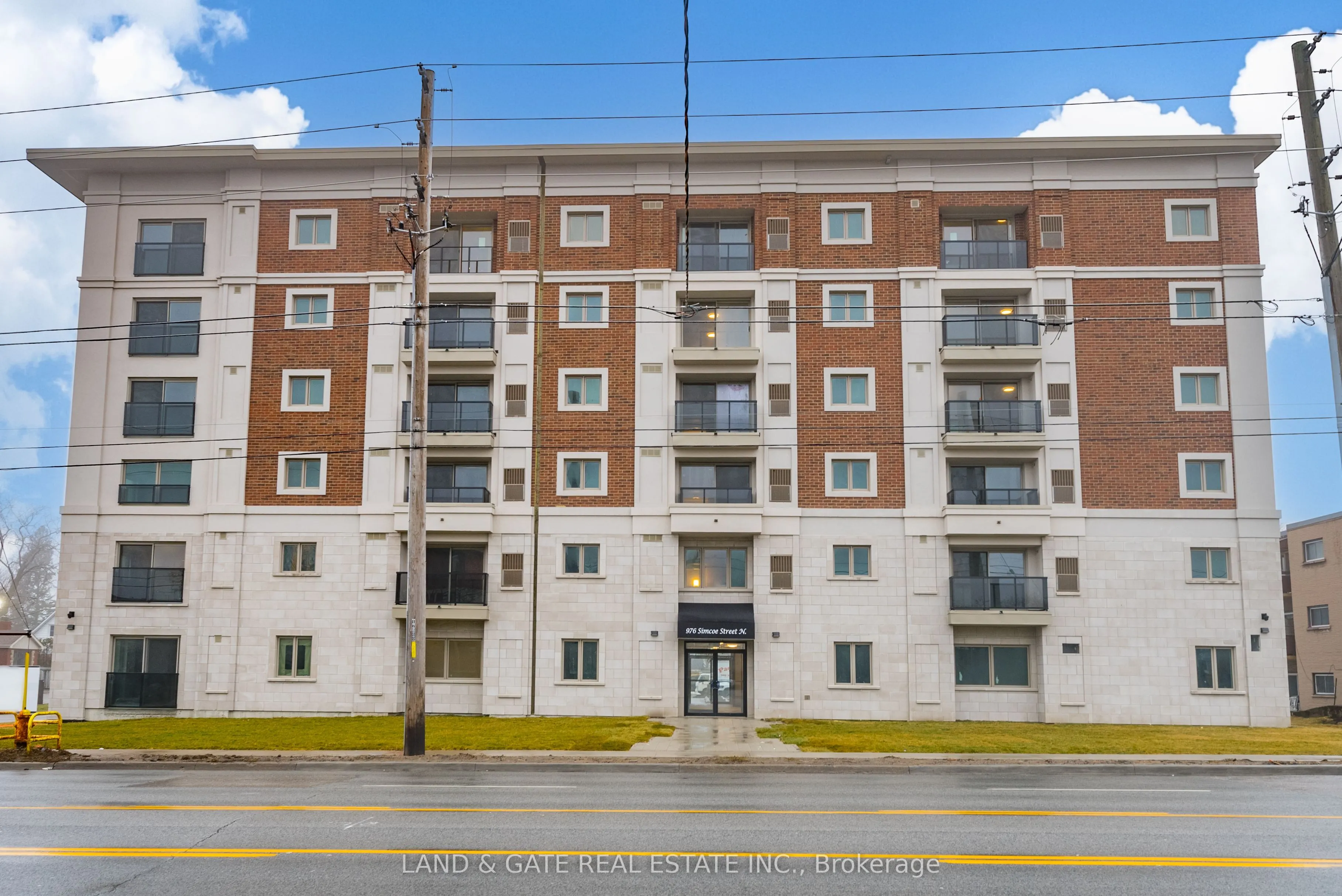 976 Simcoe Street N #604