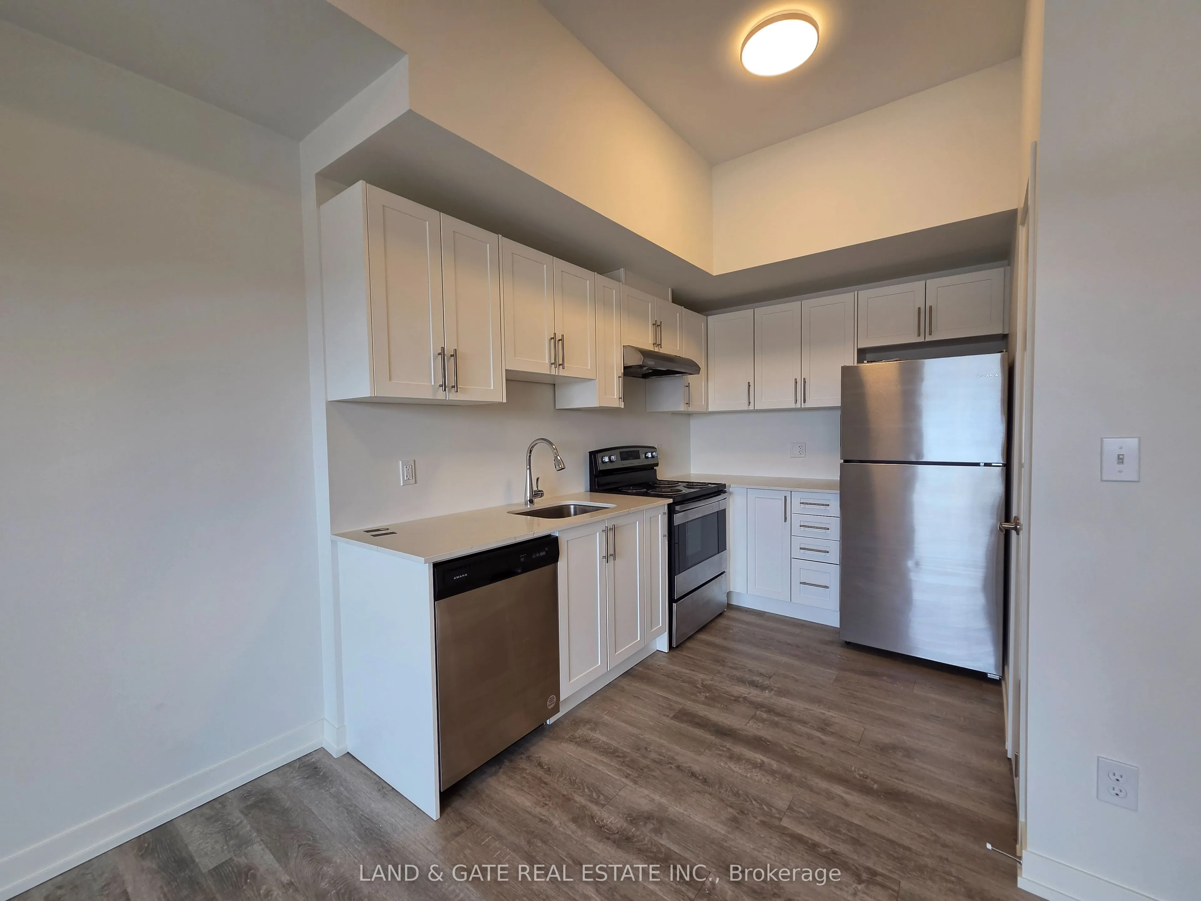 976 Simcoe Street N #604