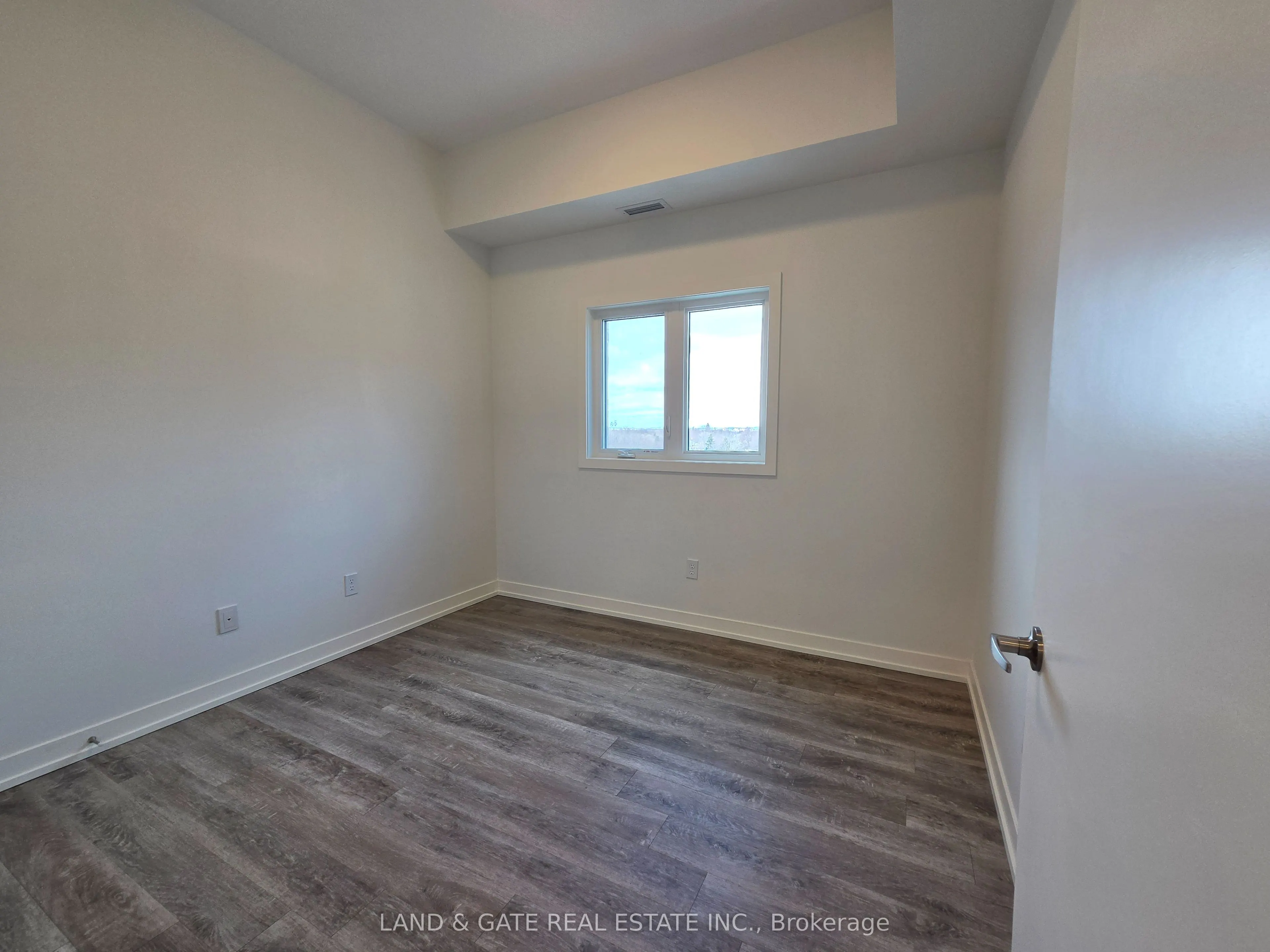 976 Simcoe Street N #604