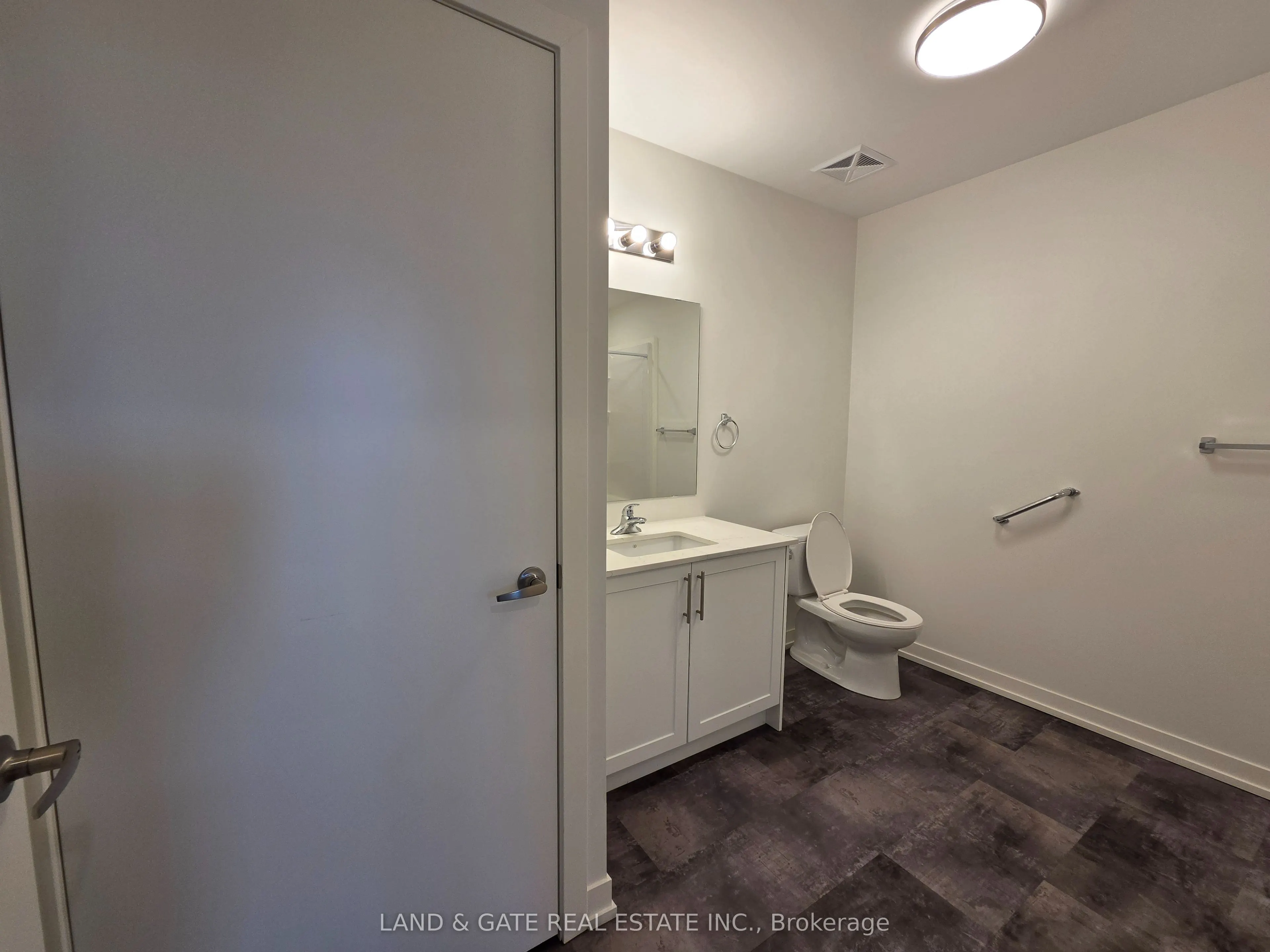 976 Simcoe Street N #604