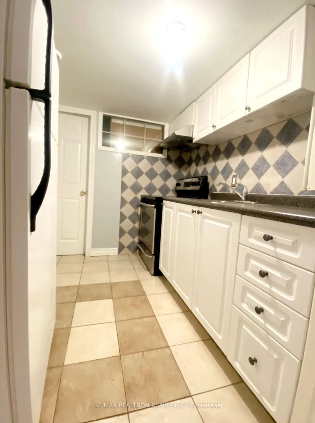 208 Roxanne Crescent #Lower