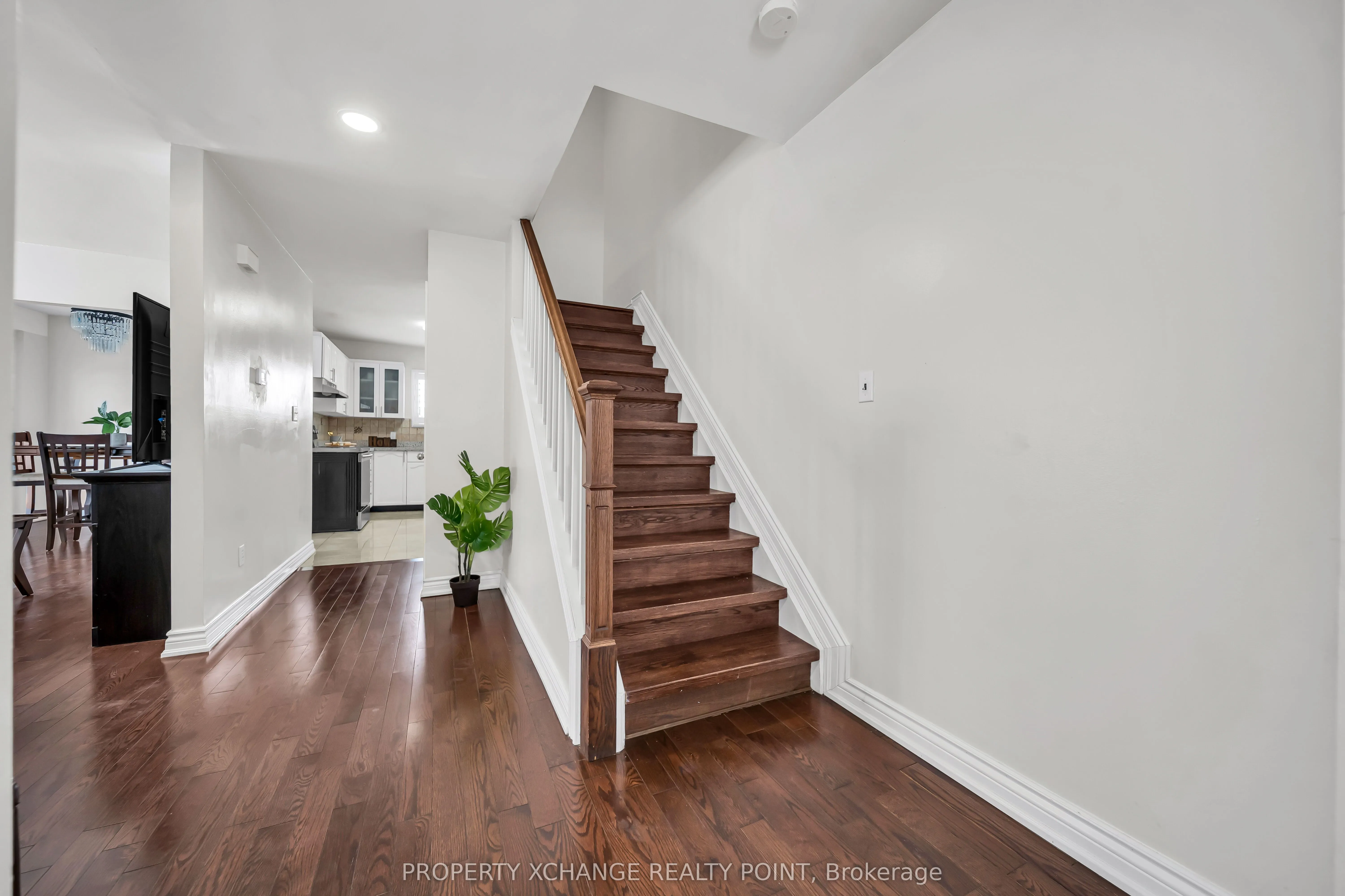 12 Waverly Street S